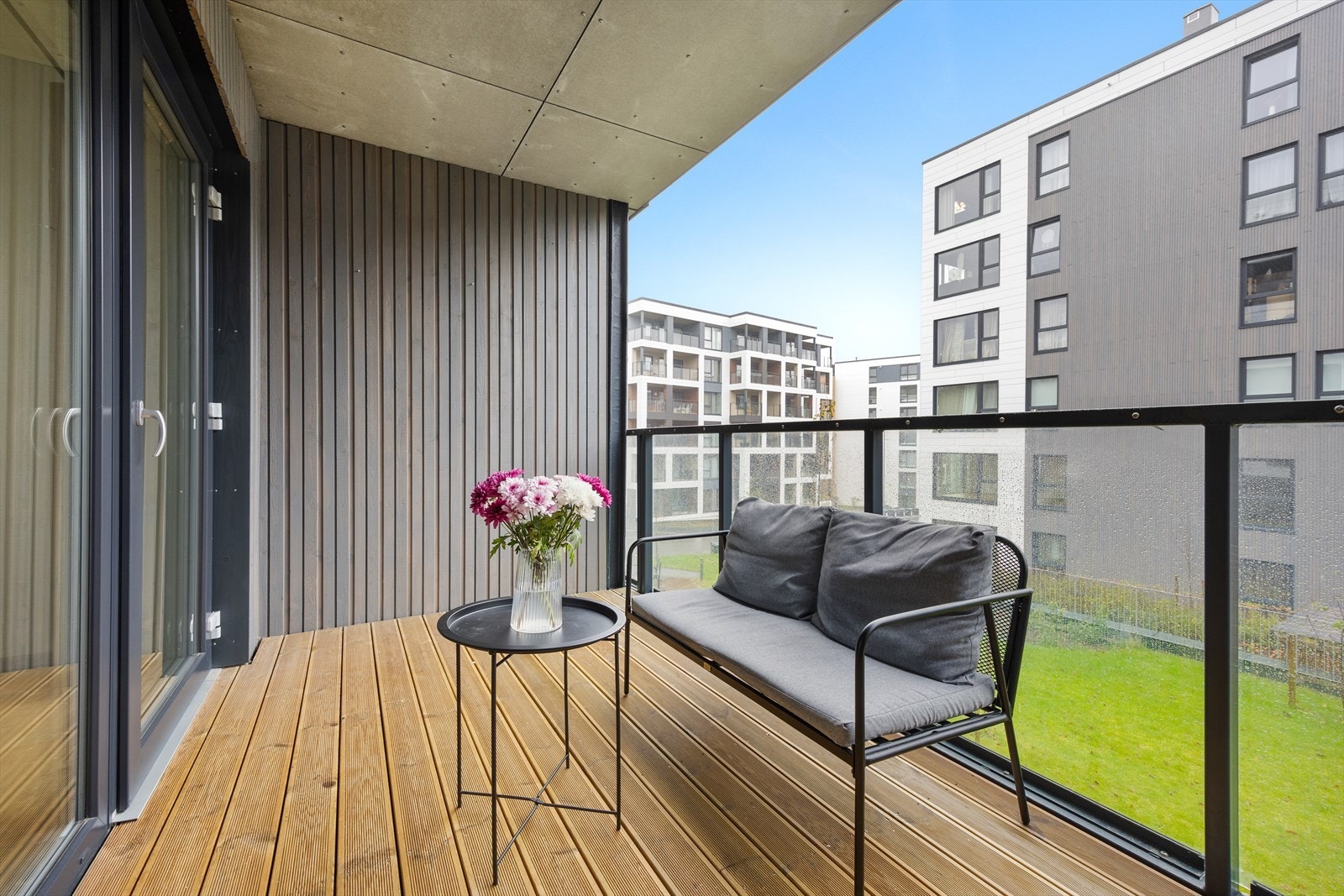 Terrassen er belagt med impregnerte bord og har rekkverk i stål og glass. Galleribilde