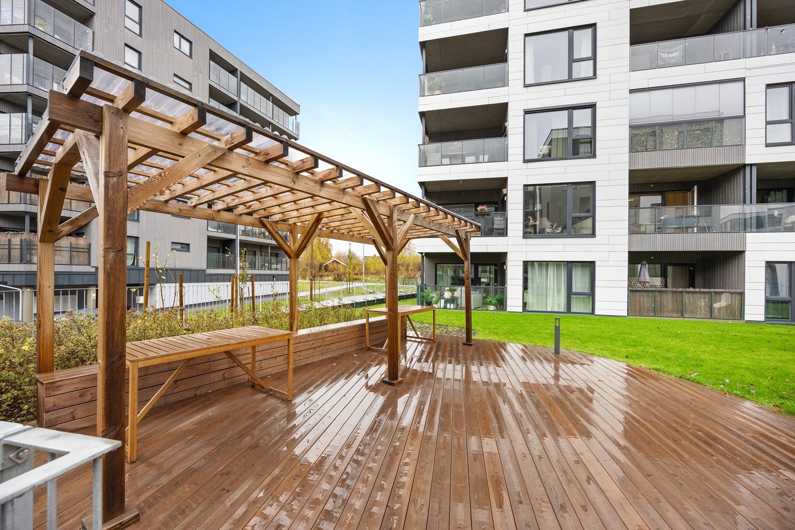 Sameiet byr på pent opparbeidede fellesarealer med pergola og sittegrupper. Galleribilde