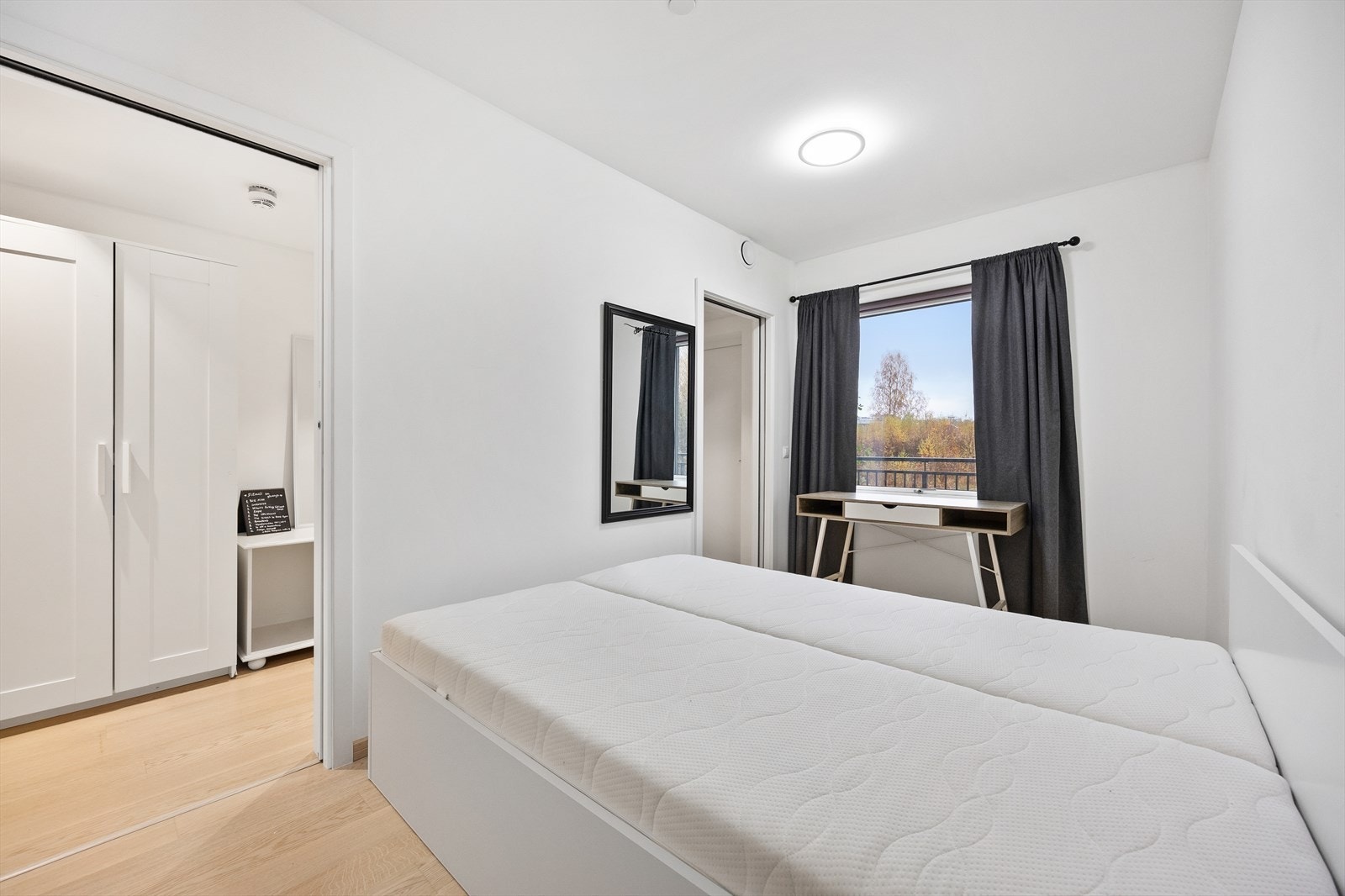 Det er hvitmalte vegger og parkett på gulvet. Galleribilde