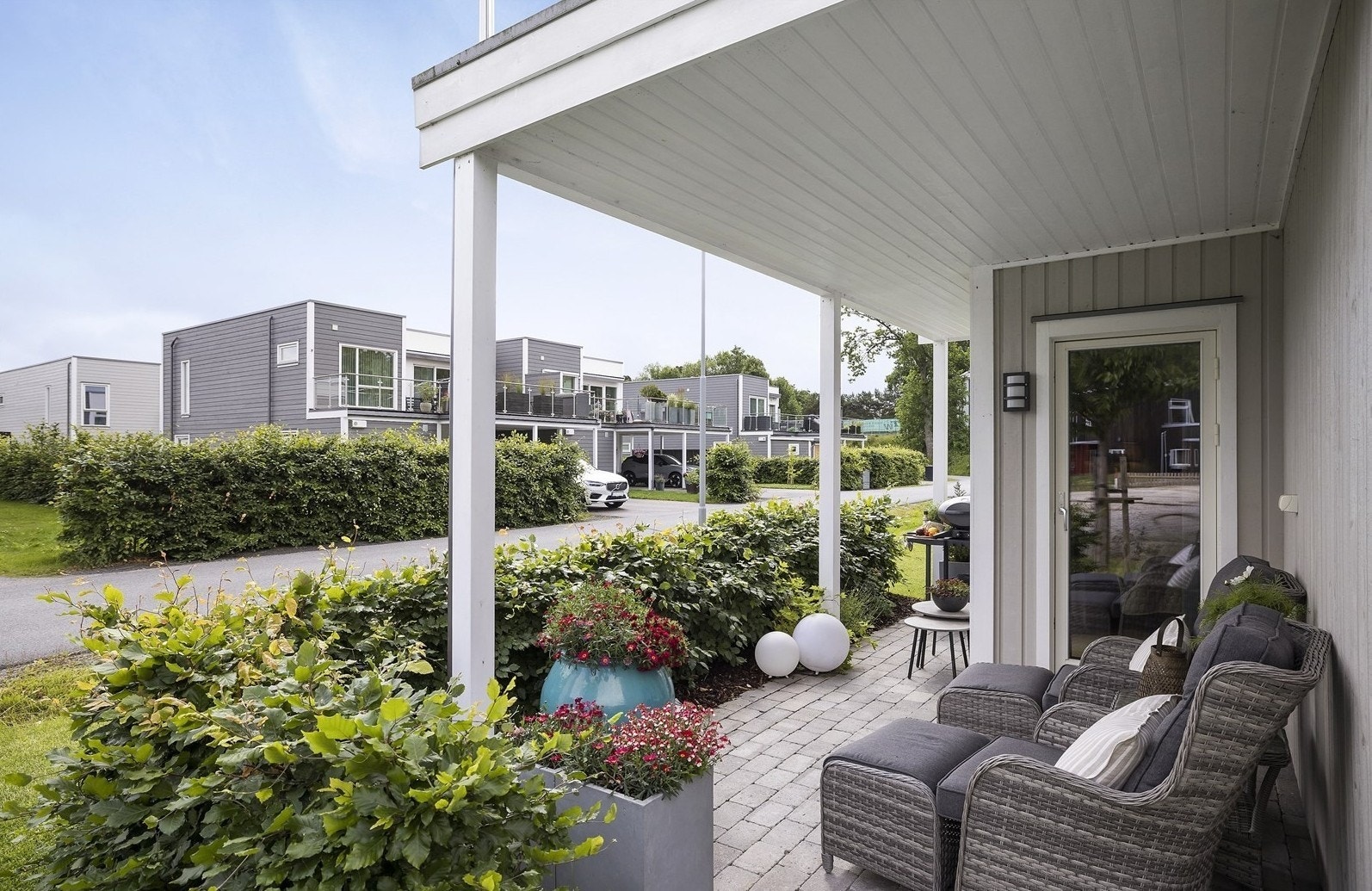 Uteplassen utenfor hovedsoverommet er overbygget og gir en privat sone. Galleribilde