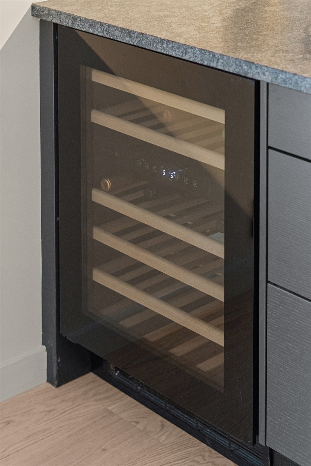 Kjøkkenet er blant annet utstyrt med et integrert vinskap. Galleribilde