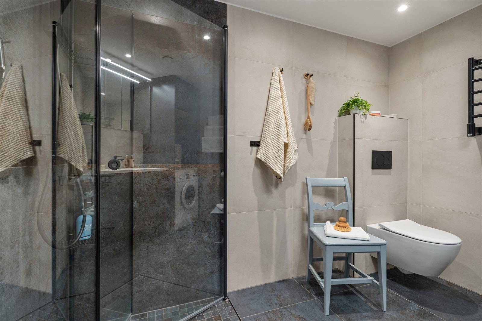 Dusjhjørnet har nedsenket gulv, en oppgradering fra prosjektstandard utført av faglærte. Galleribilde