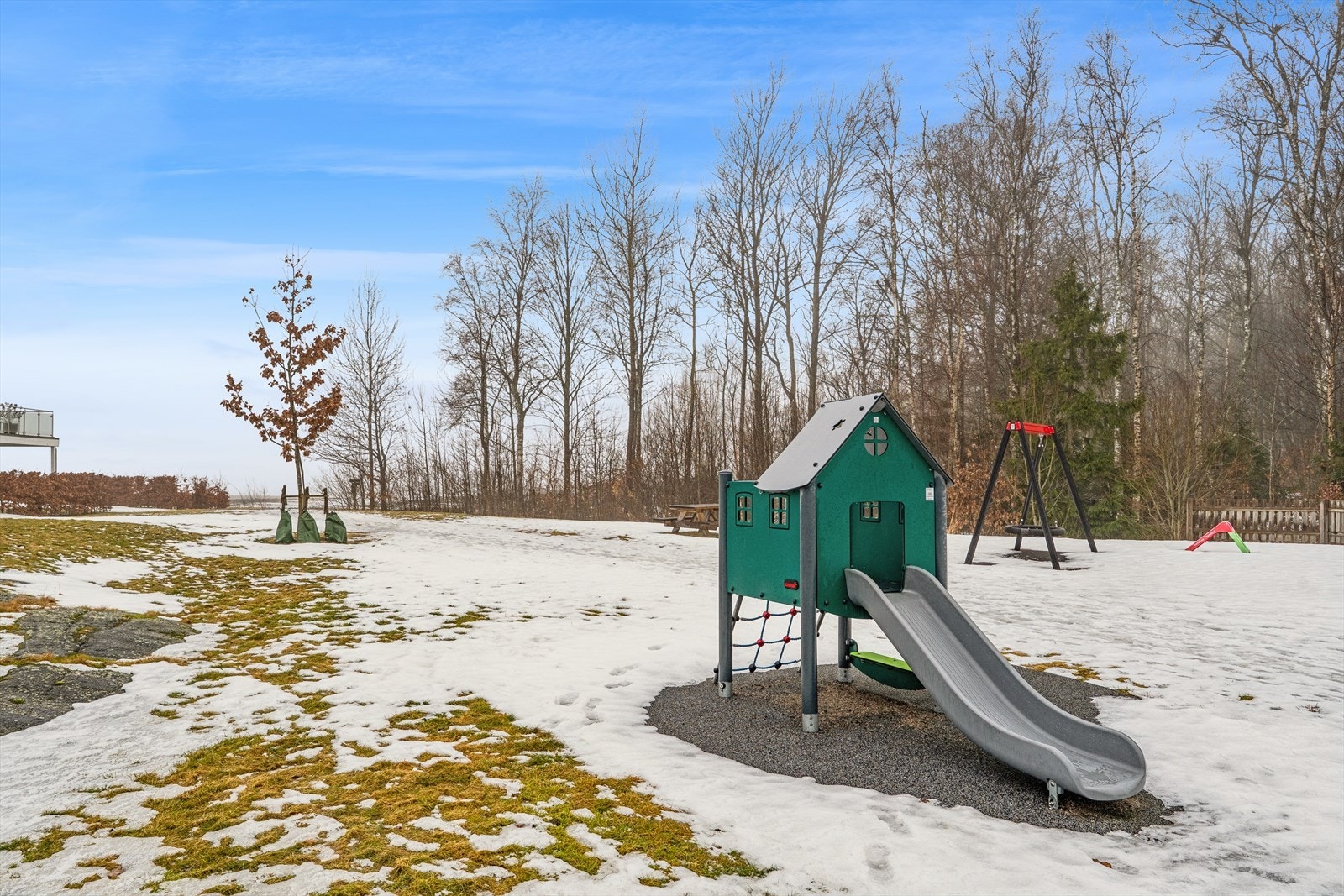 Nærområdet byr på lekeplasser og grøntområder, og har gangavstand til skole og barnehage. Galleribilde