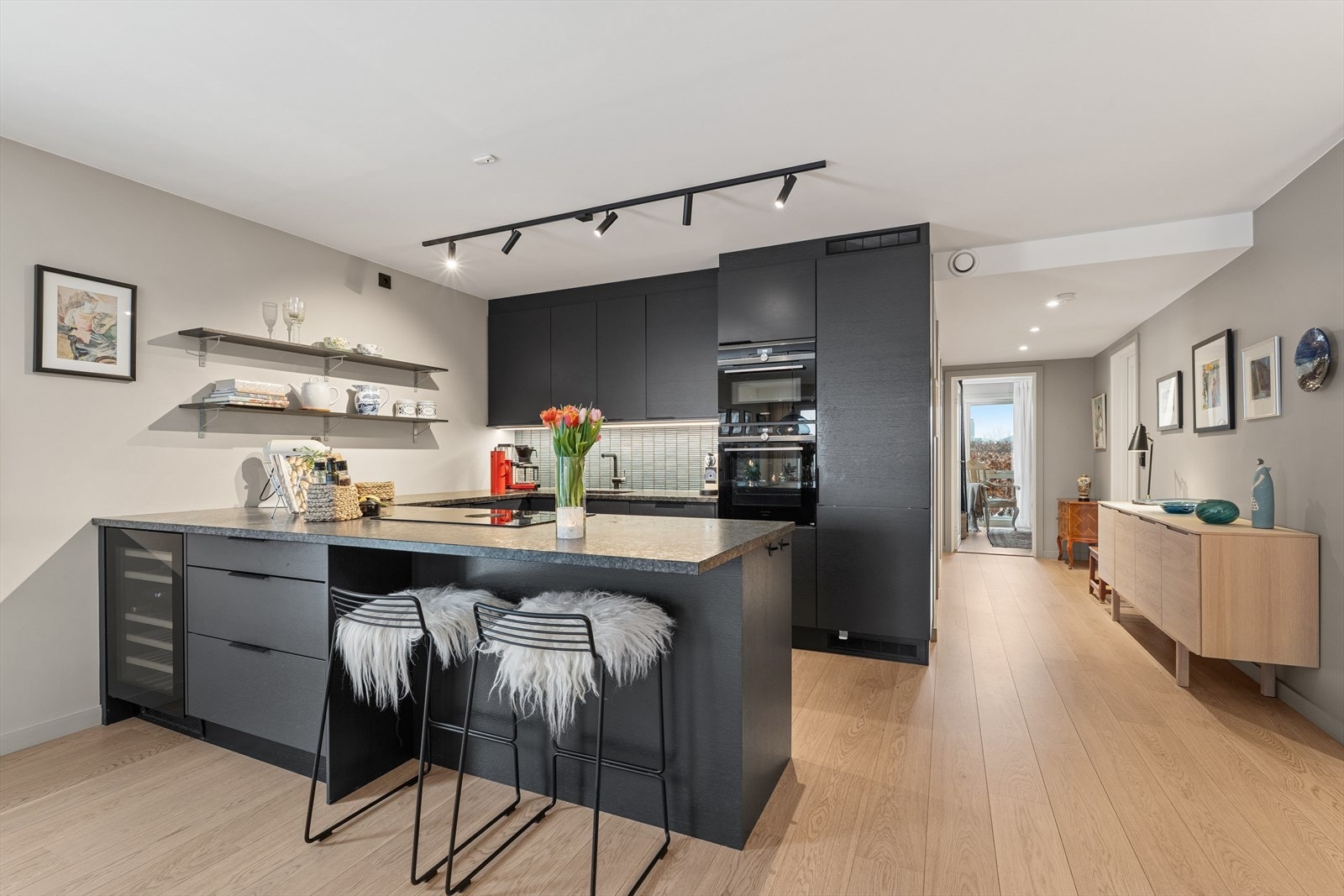 Innredningen har fronter i finert eik og en solid, eksklusiv benkeplate i larvikittstein. Galleribilde