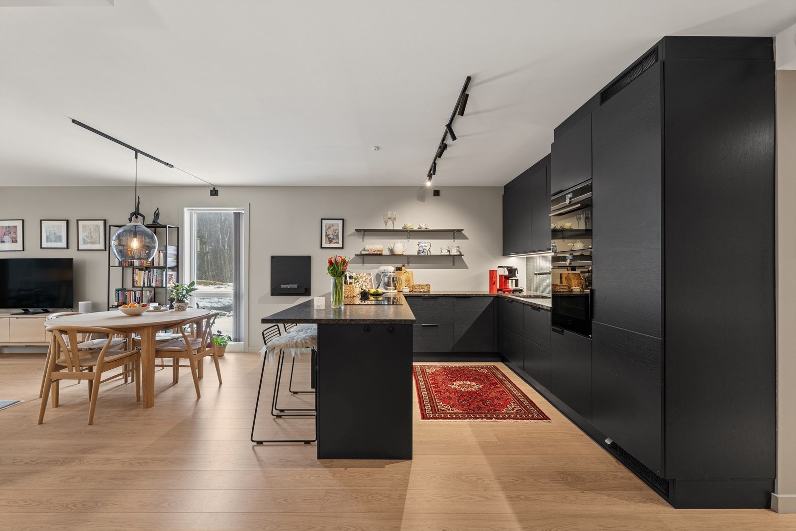 Den gjennomtenkte planløsningen gir en god flyt mellom kjøkken, spiseplass og stue. Galleribilde
