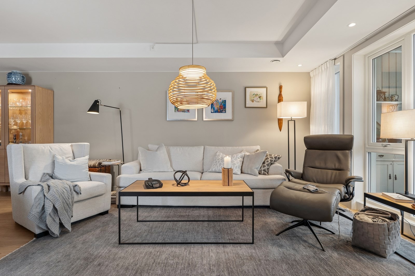 Rommet har god plass til en romslig sofagruppe. Galleribilde