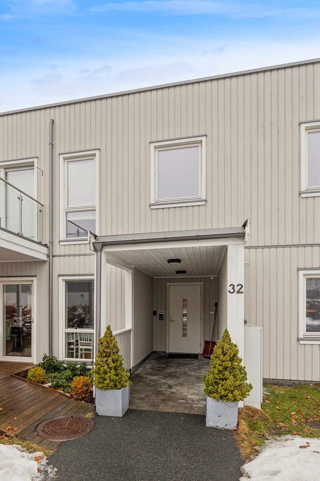 Leiligheten ligger i første etasje med enkel og overbygget adkomst. Galleribilde