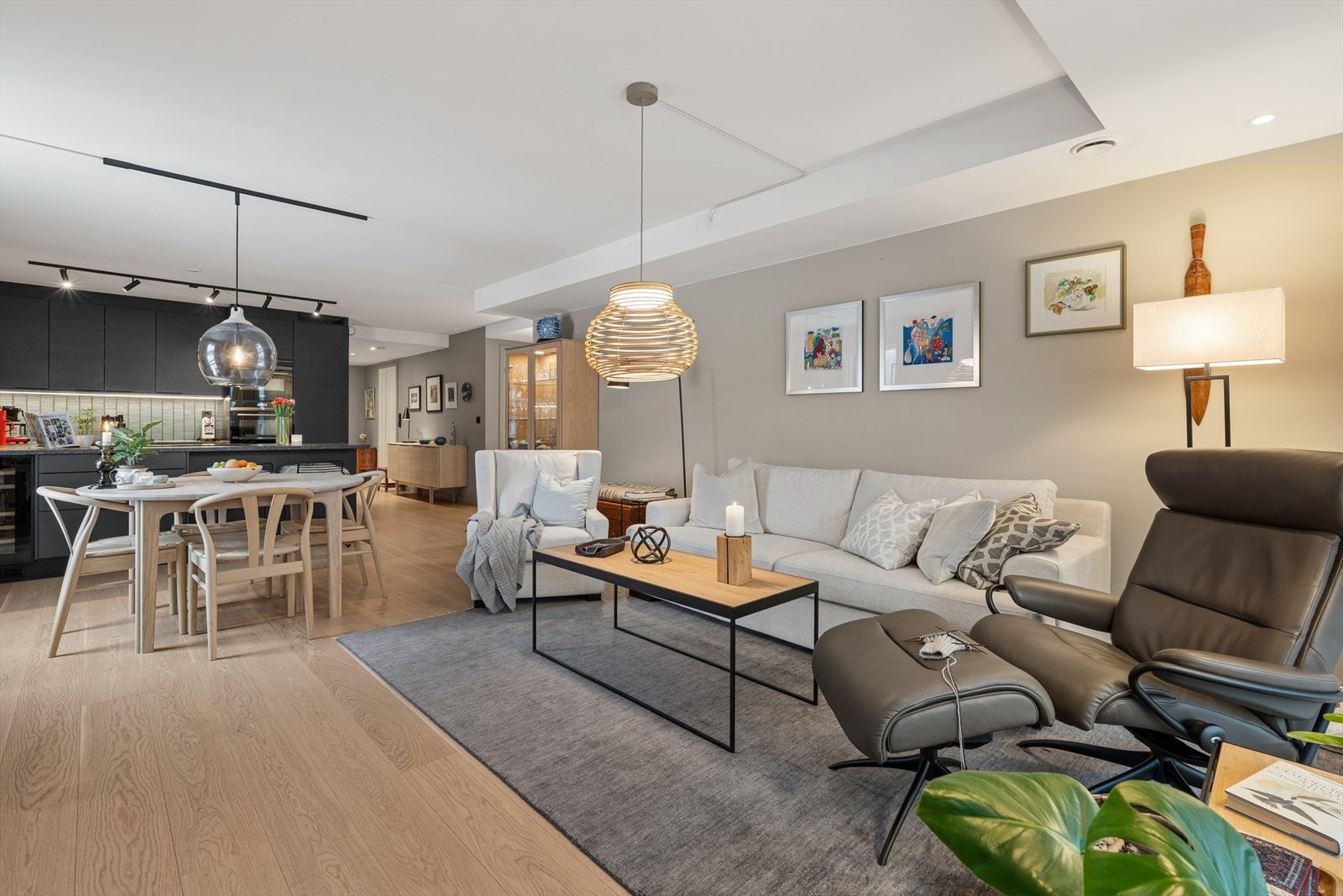 Leiligheten har en åpen løsning mellom stue og kjøkken. Galleribilde