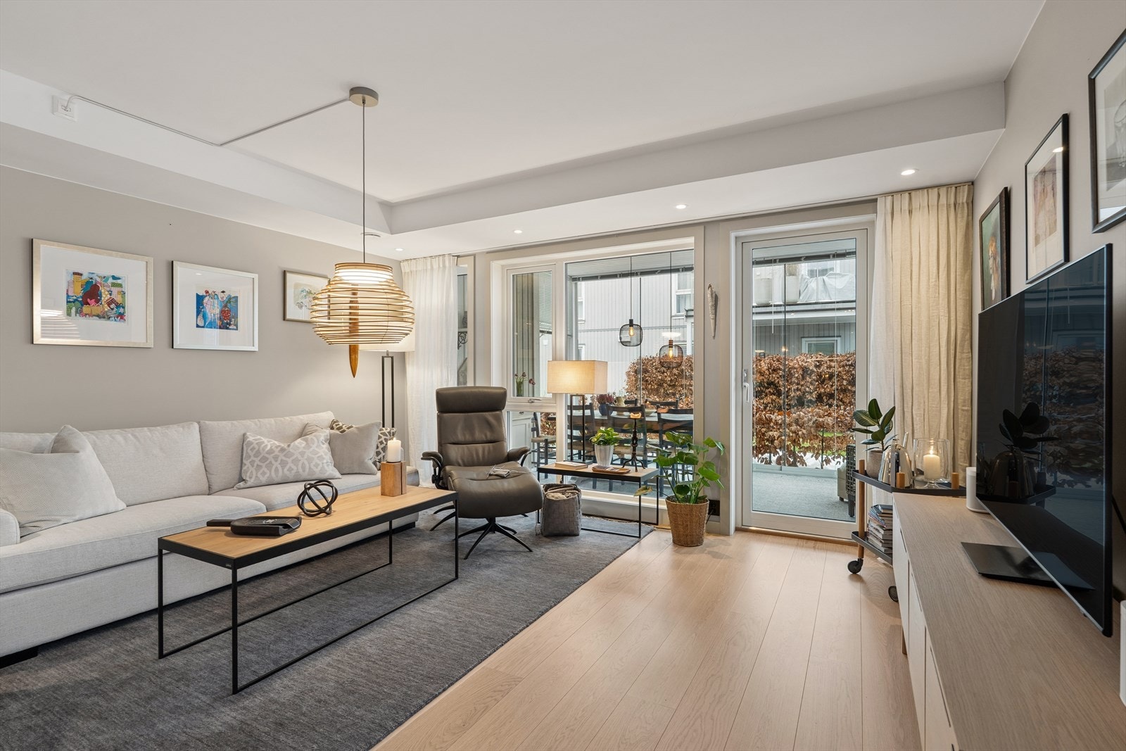 Stuen er et lyst og sosialt rom med direkte utgang til den store, innglassede balkongen. Galleribilde