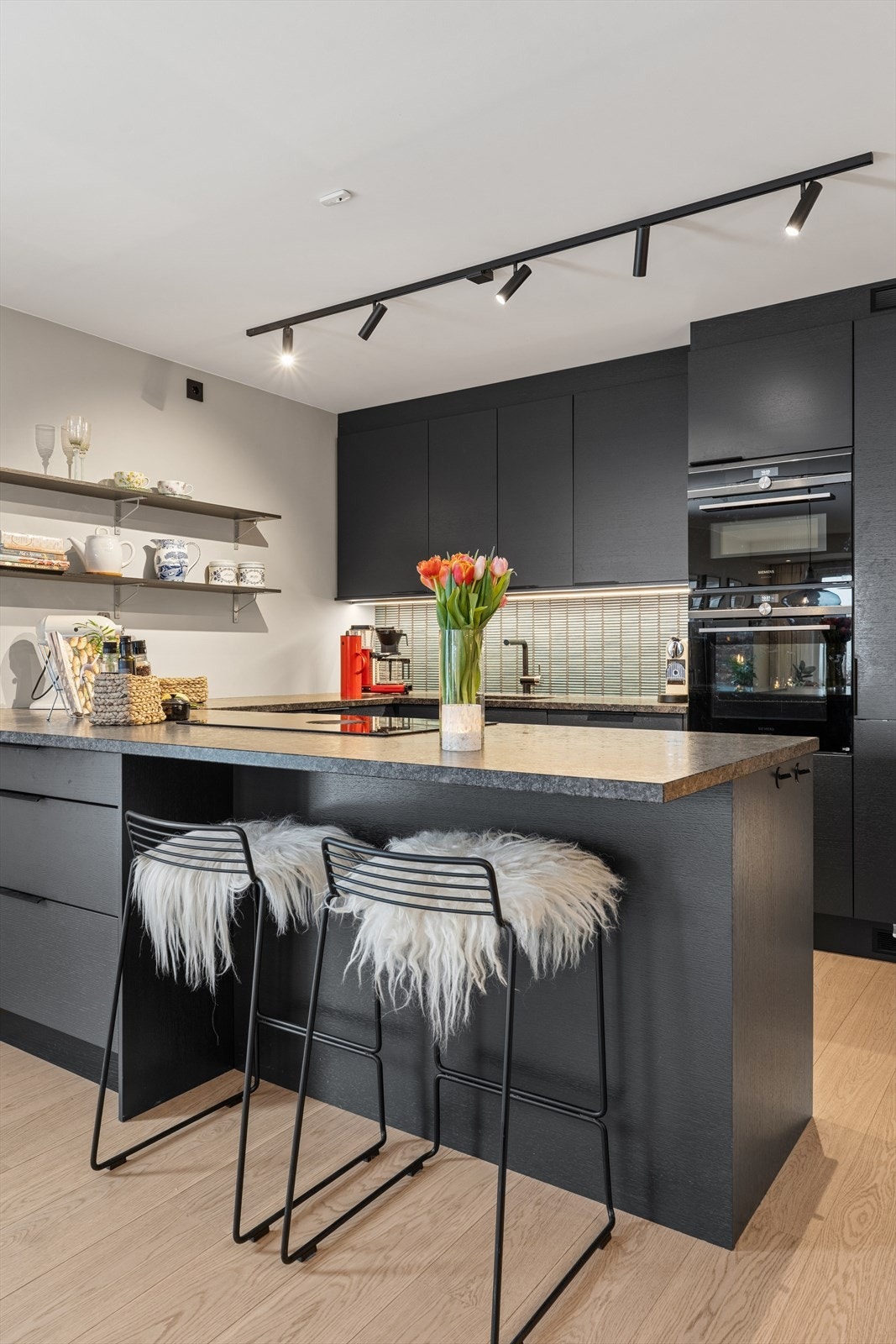 Praktisk barløsning i tilknytning til kjøkkenet. Galleribilde