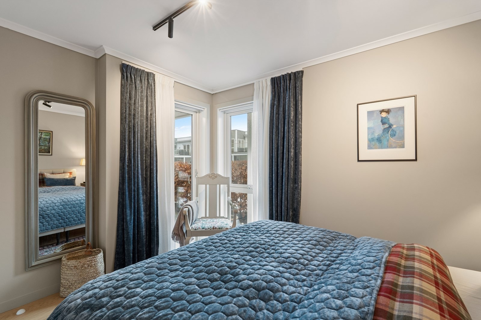 Hovedsoverommet har egen terrassedør med direkte utgang til en overbygget uteplass. Galleribilde