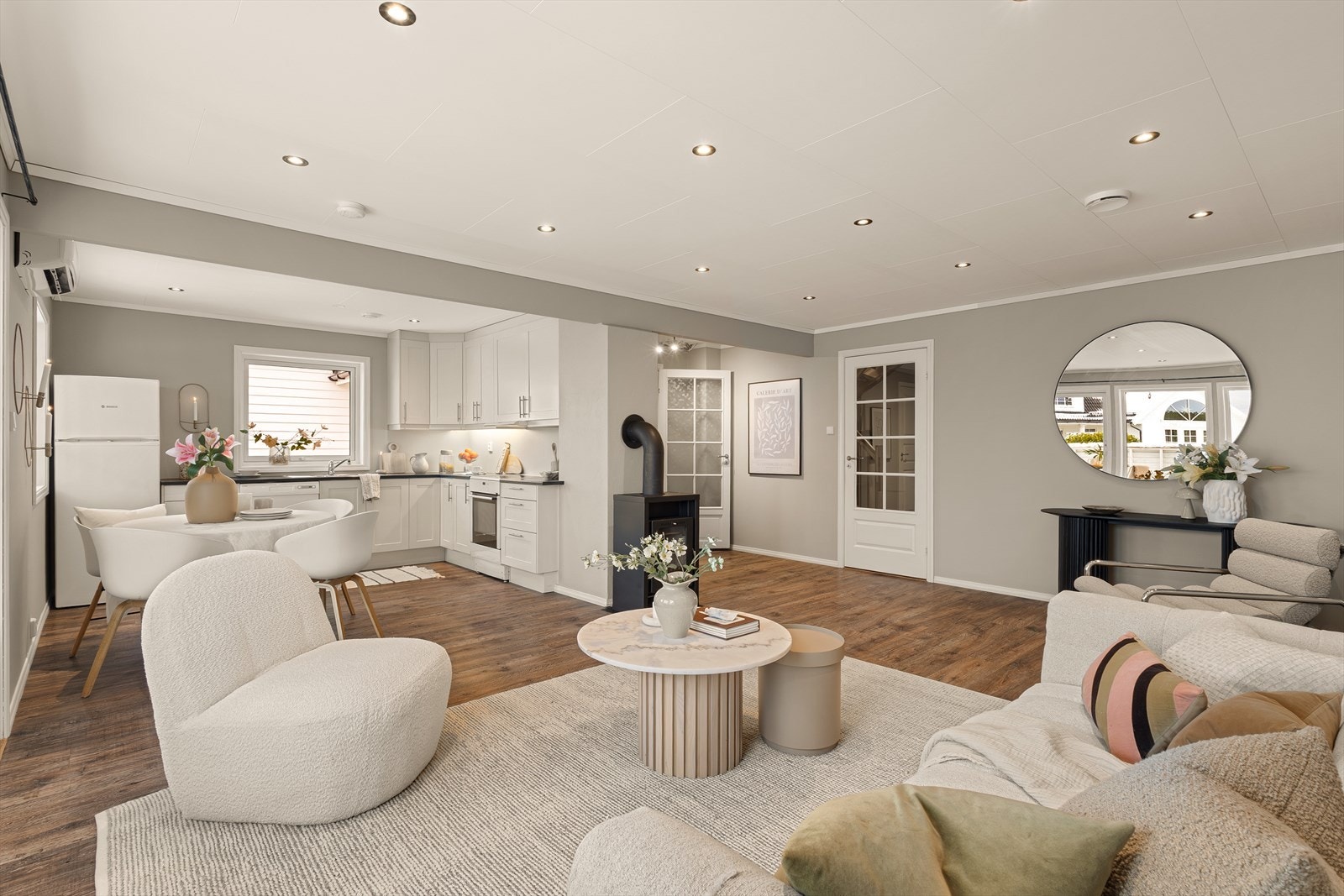 Downlights i tak gir et moderne preg og fleksibel belysning. Galleribilde