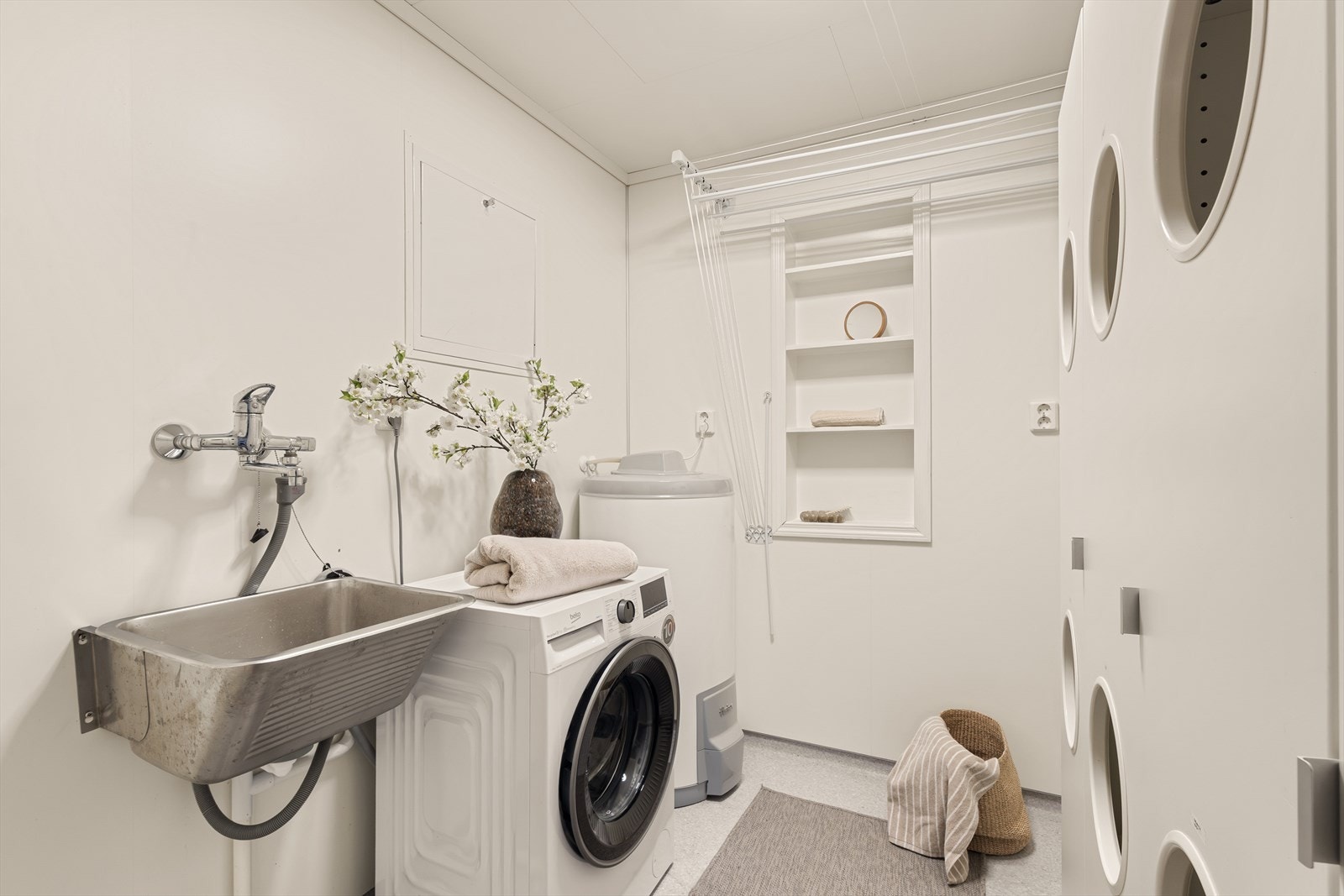 Praktisk og separat vaskerom med gode løsninger for klesvask og oppbevaring Galleribilde