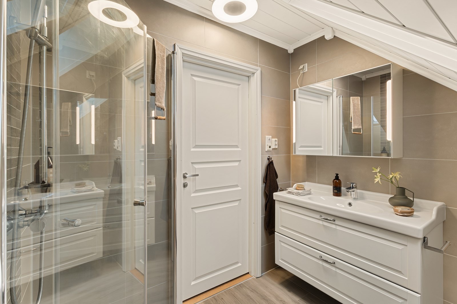 Badet i loftsetasjen er av fin størrelse. Galleribilde