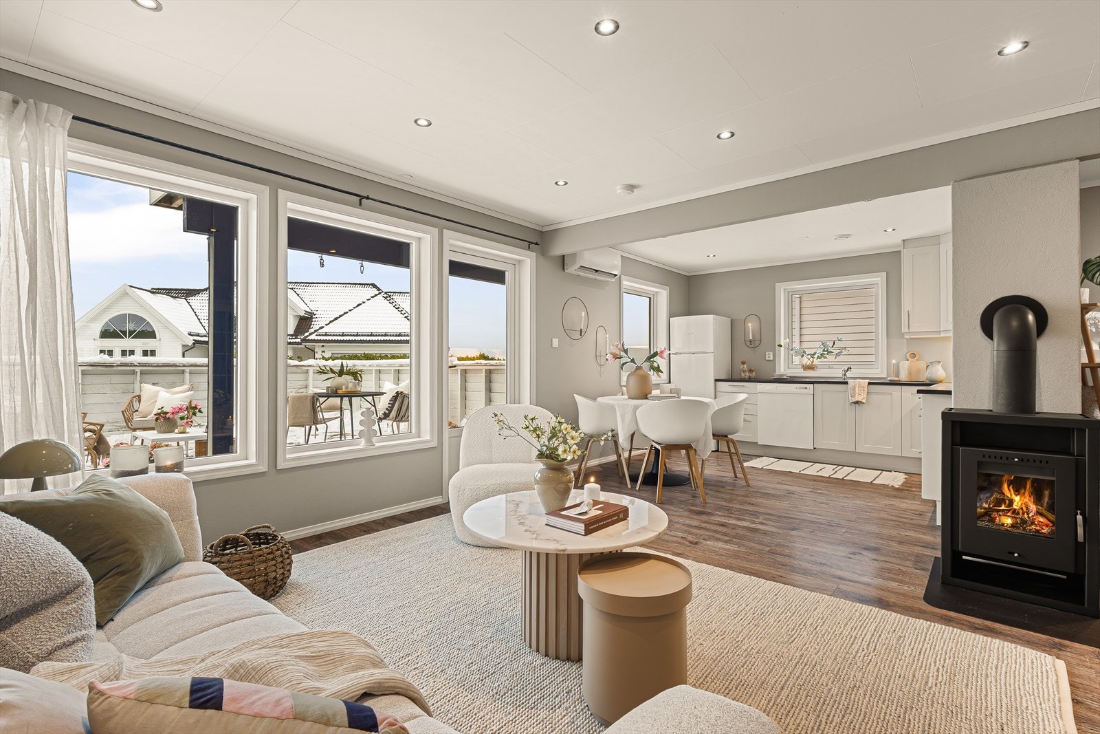 Store vindusflater sørger for rikelig med naturlig lys og bidrar til en lys og trivelig atmosfære. Galleribilde