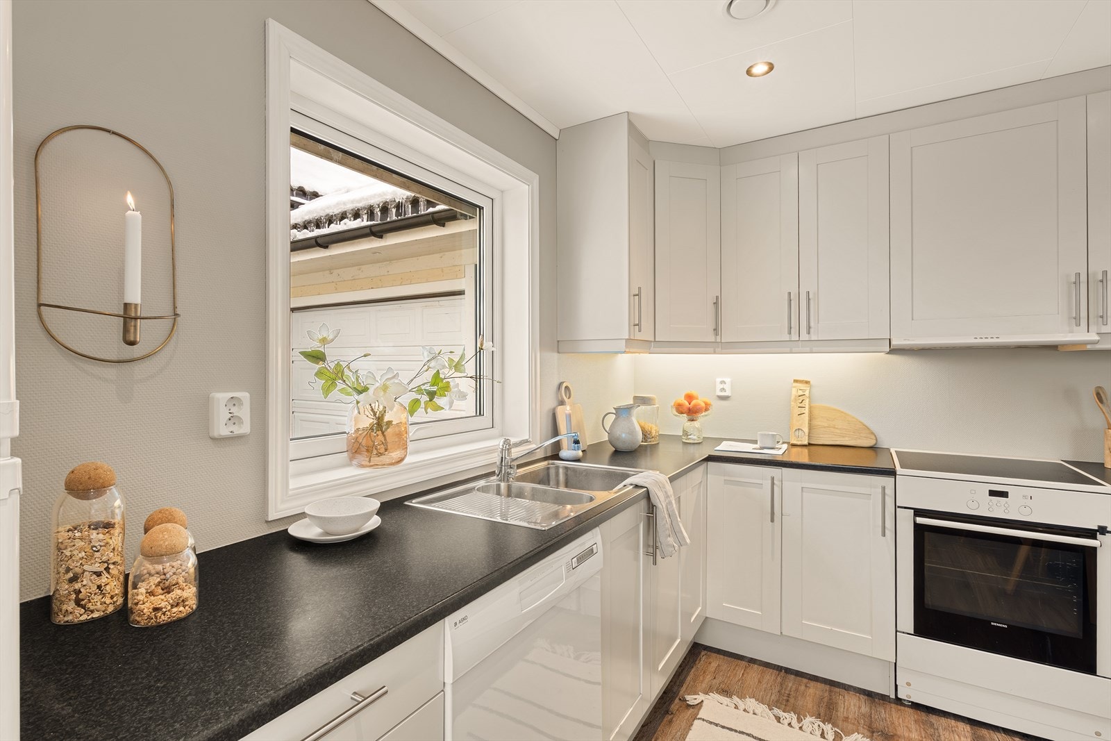 Innredningen er fra Norema og består av hvite, profilerte fronter kombinert med laminat benkeplate. Galleribilde