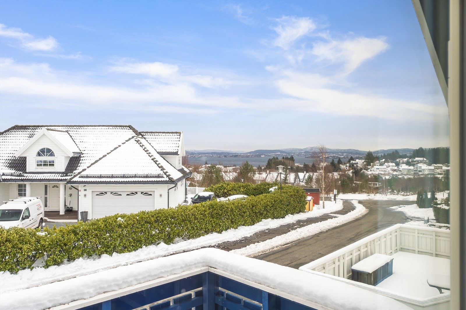 Her er det flott utsikt ut mot Hjeltefjorden. Galleribilde