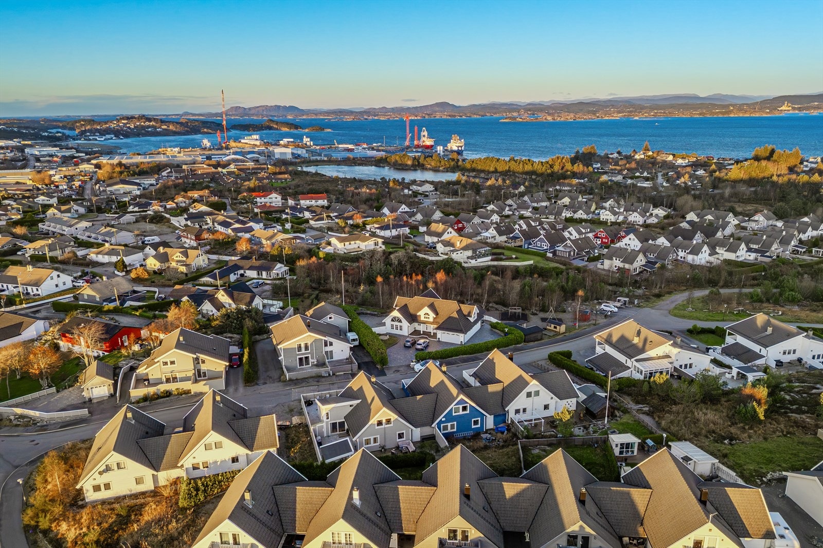 Her ligger forholdene godt til rette for en aktiv og sosial hverdag for barn og unge, med fritidsaktiviteter rett i nærområdet. Boligfeltet oppleves oversiktlig og trygt, med gode leke- og oppholdsarealer. Galleribilde