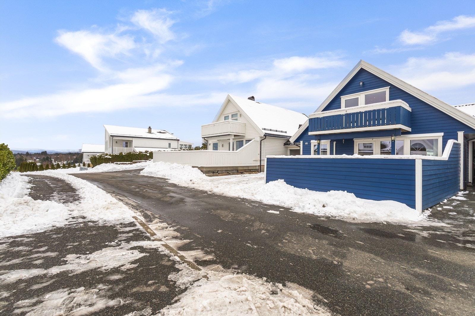 Boligen har en attraktiv og familievennlig beliggenhet på Ågotnes. Galleribilde