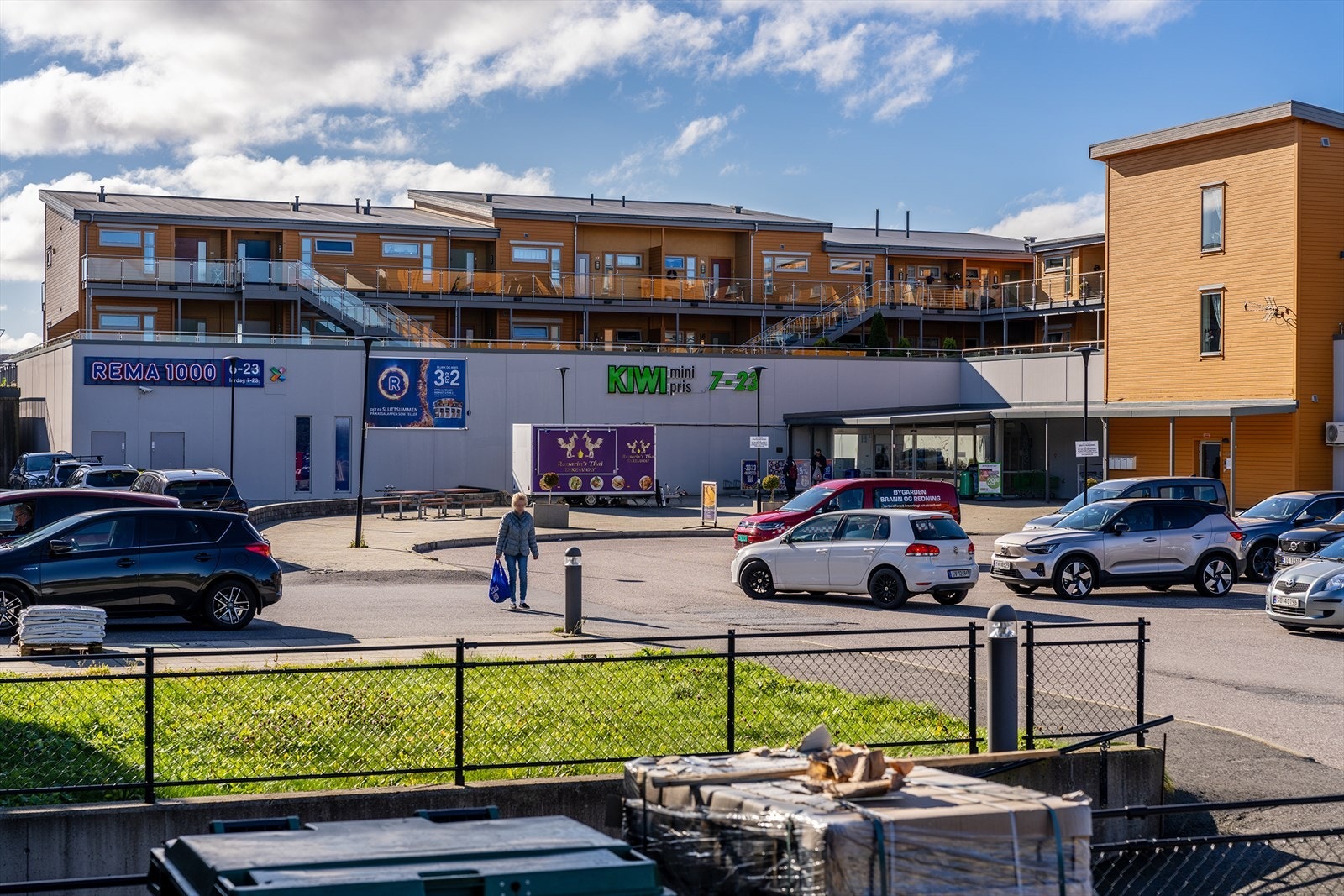 Kort gangavstand til flere dagligvarebutikker. Galleribilde