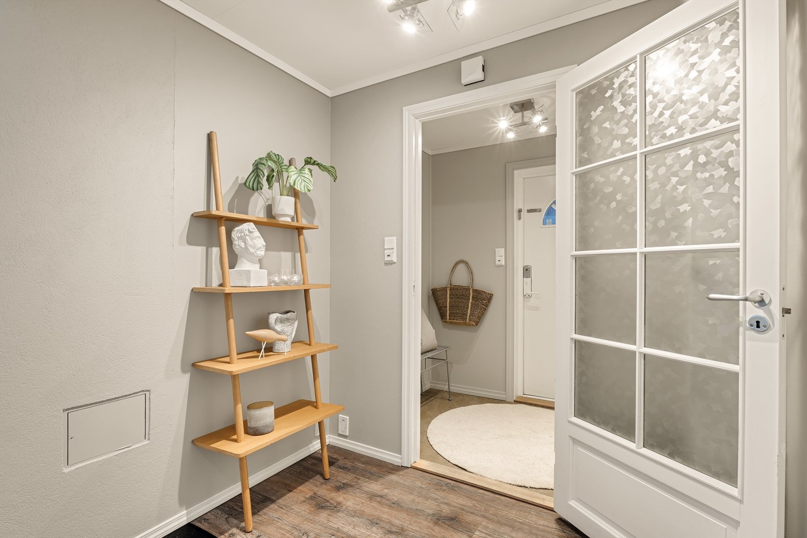 Boligen har en pen og romslig entré/gang med god plass til garderobeløsning for yttertøy og sko. Galleribilde