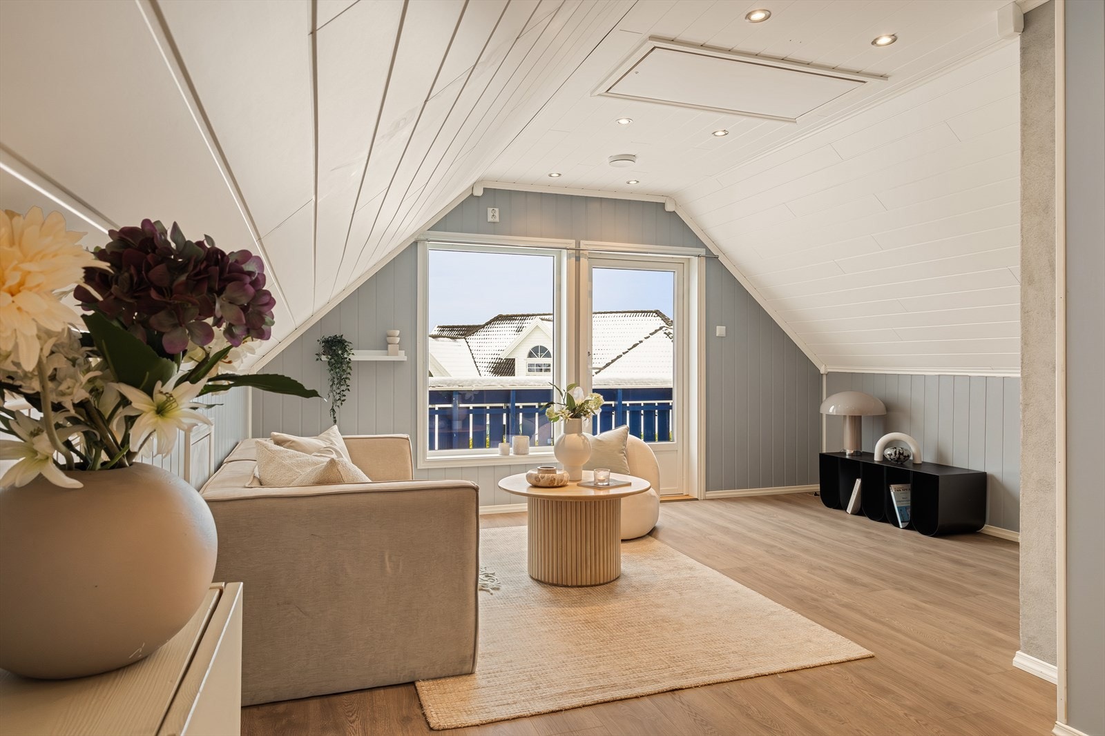 Store vindusflater gir godt lysinnslipp, og downlights i tak sørger for behagelig belysning. Galleribilde