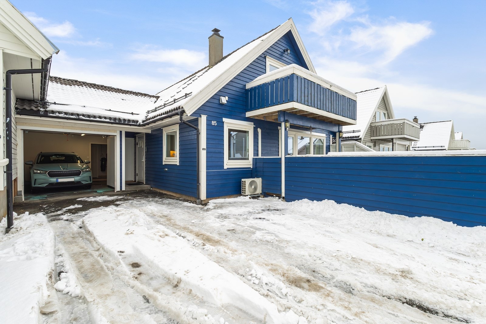 Det medfølger garasje hvor man så å si kan gå tørrskodd fra boligen og inn i bilen - en stor fordel på regnværsdager. Galleribilde