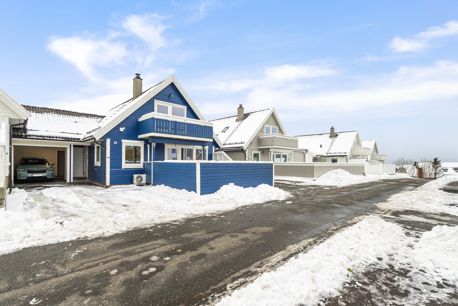 Eiendommen ligger nordvendt og tilbaketrukket i et etablert og rolig boligfelt med lite gjennomgangstrafikk. Galleribilde