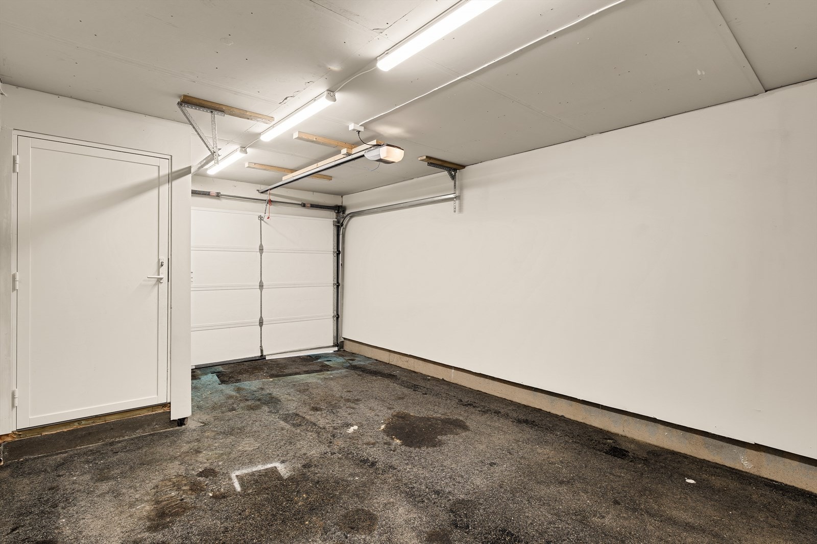 Her er det god plass med og har elektrisk garasjeport. Galleribilde