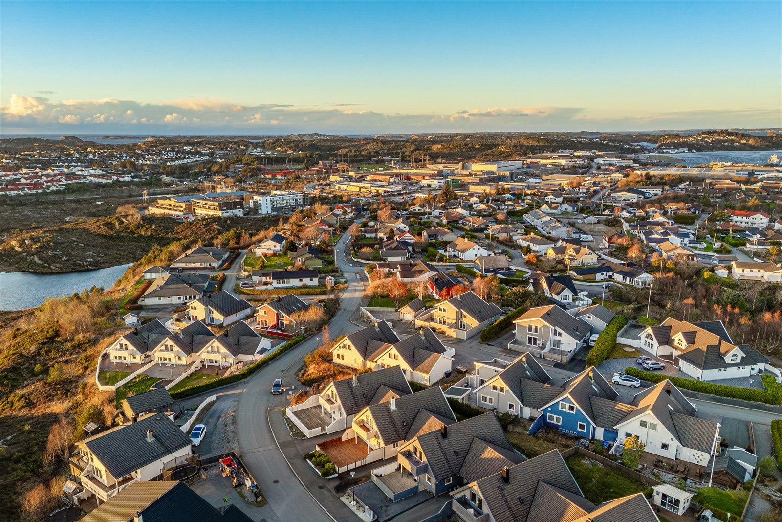 Dette er en beliggenhet som kombinerer det beste av to verdener - fredelige og trygge omgivelser i et etablert boligområde, samtidig som man har kort vei til både natur, servicetilbud og by. Galleribilde