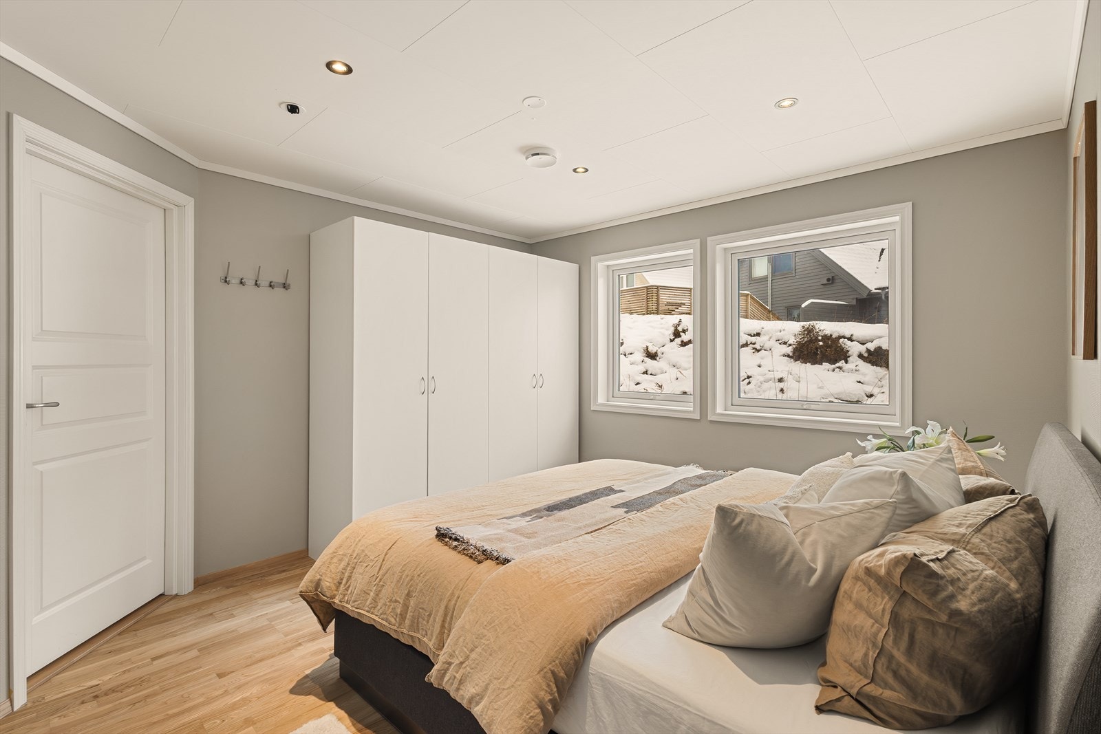 Her får man god plass til dobbeltseng, nattbord og garderobeløsning. Galleribilde