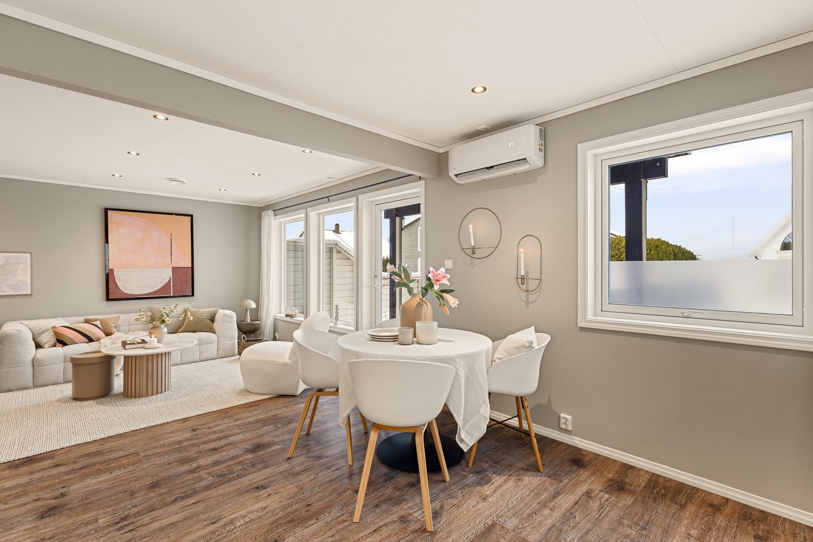 Den åpne løsningen mot stuen gjør kjøkkenet til en naturlig møteplass i boligen. Galleribilde