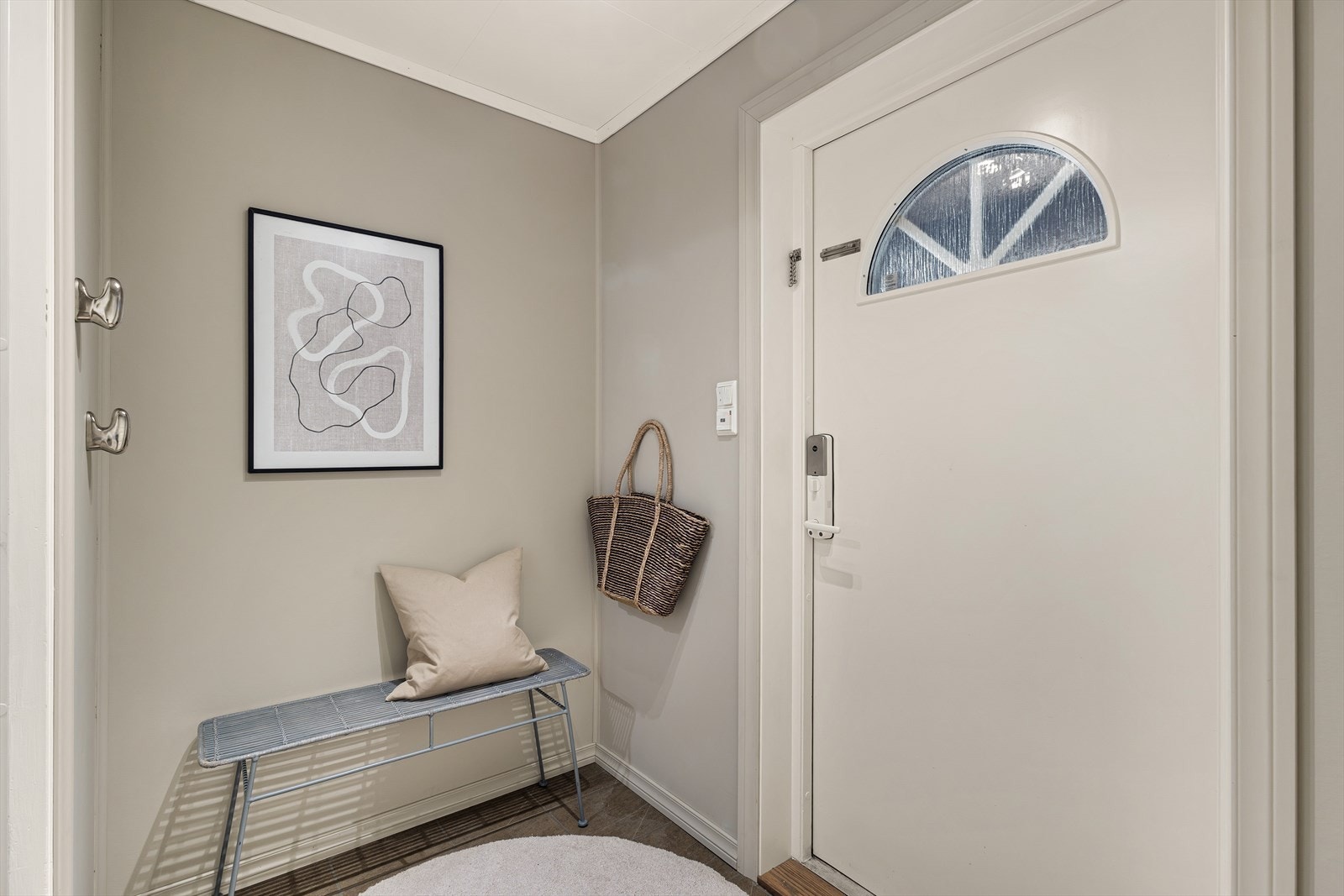 Her får man et hyggelig førsteinntrykk av boligen, med god plass til å ta imot gjester på en praktisk og ryddig måte. Galleribilde