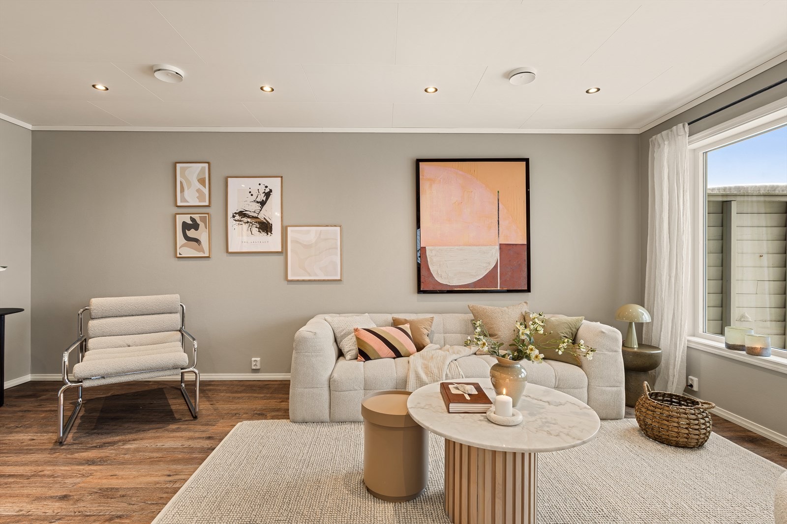 Stuedelen har god plass til sofa med tilhørende stuebord, TV-møblement og øvrig innredning etter behov. Galleribilde