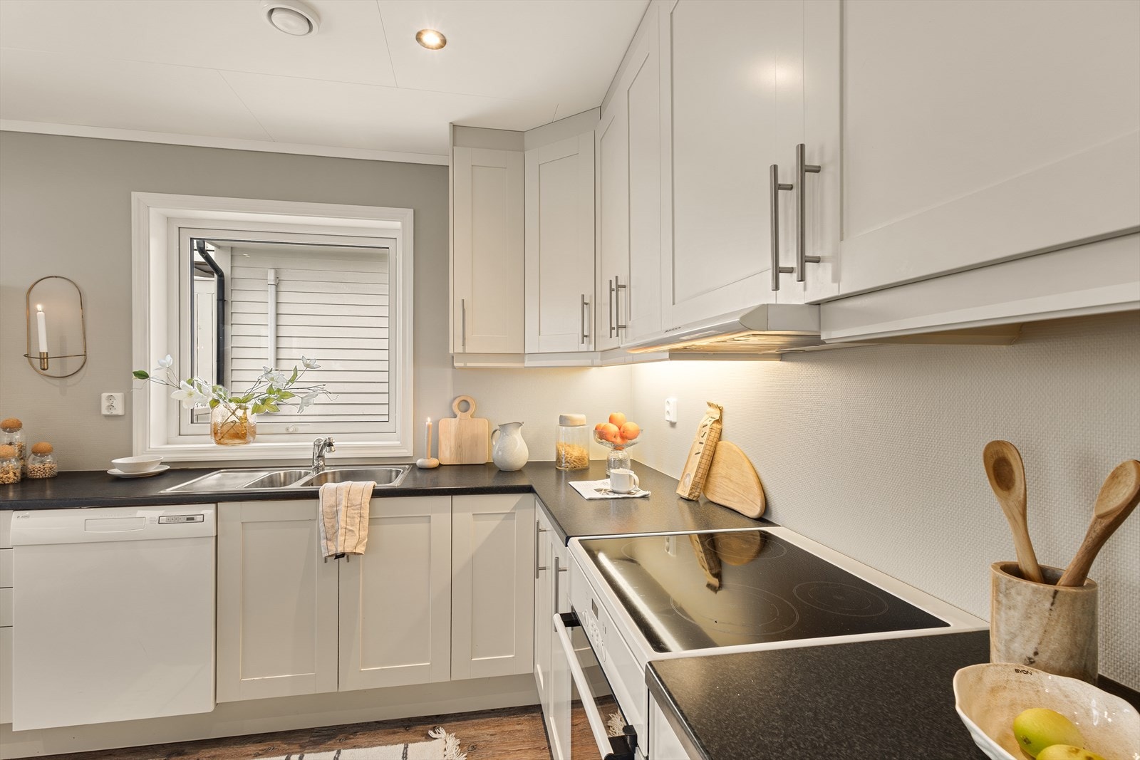 Det er nedfelt kjøkkenvask i stål og kjøkkenventilator med avtrekk ut. Galleribilde