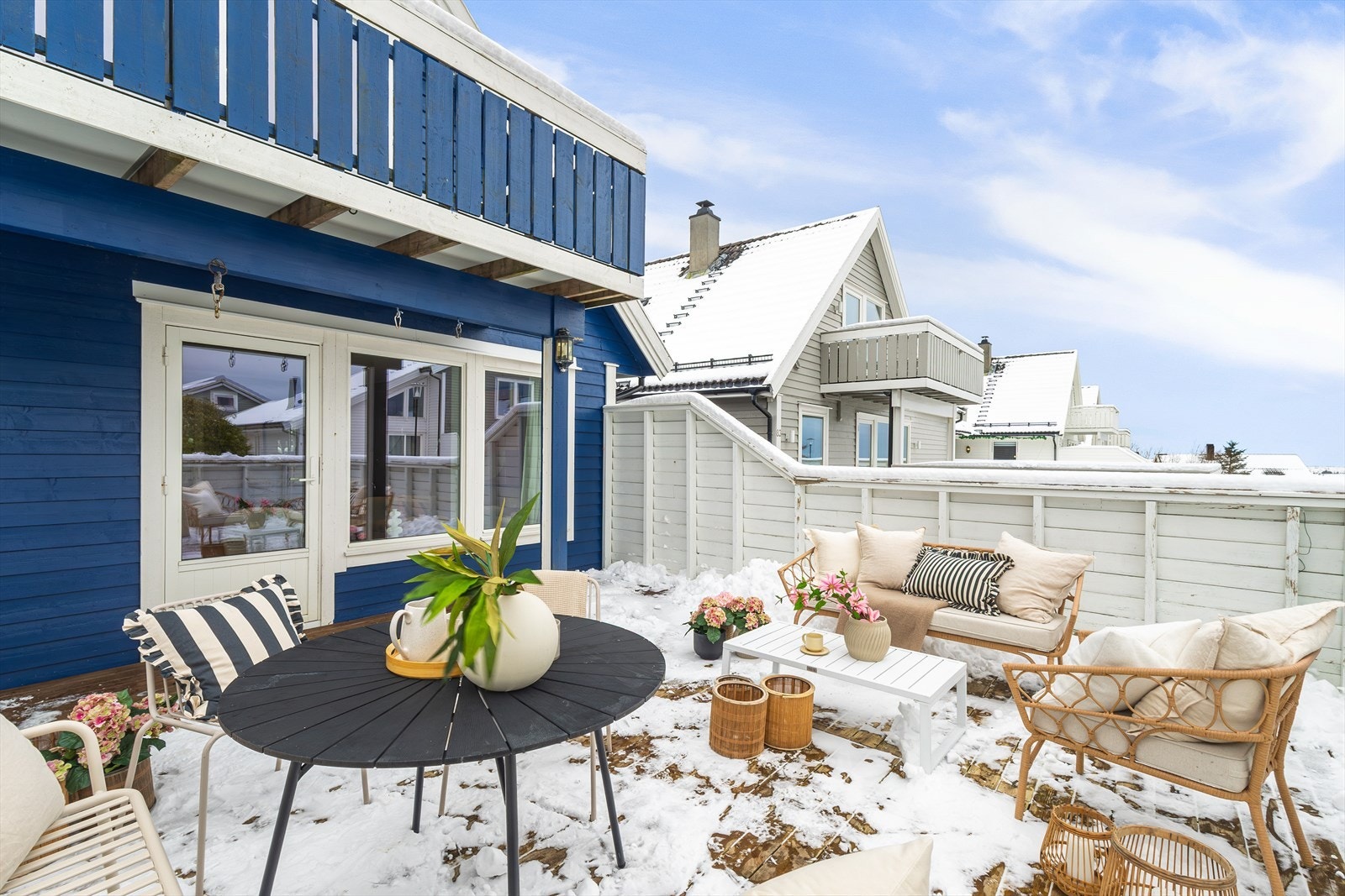 Fra stuen er det utgang til en romslig, nordvendt terrasse på ca. 30 m². Galleribilde