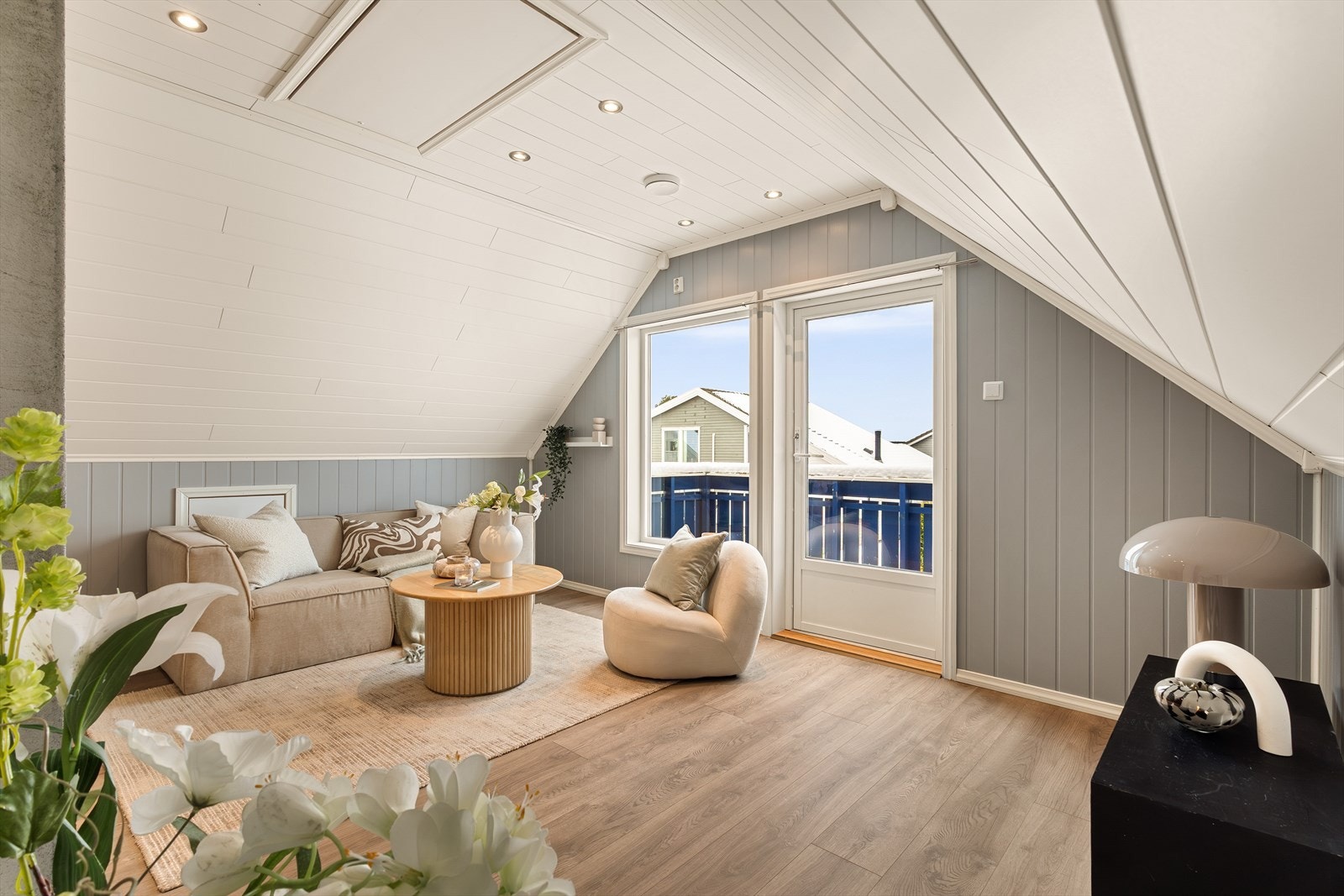 Her er det god plass til sofa, stuebord og TV-møblement. Galleribilde