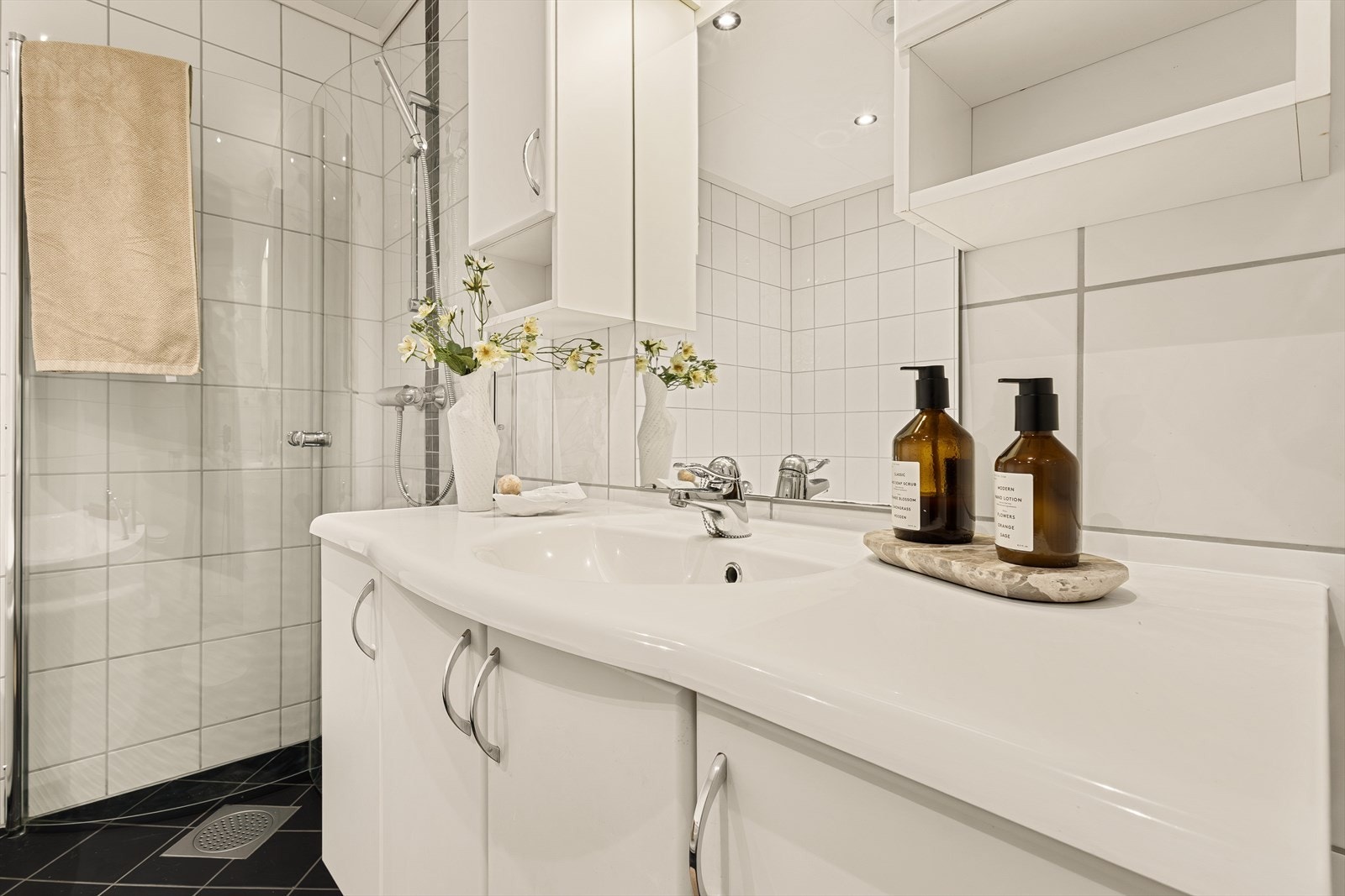 Downlights i tak gir god belysning. Det er balansert ventilasjon med avtrekksventil i tak, og rommet har generelt godt med oppbevaringsplass. Galleribilde