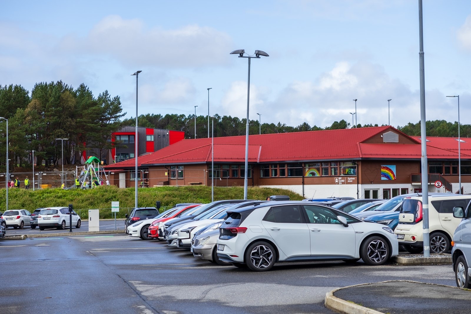 Fra boligen er det gangavstand til både barne- og ungdomsskole samt idrettsanlegg og idrettshall. Galleribilde