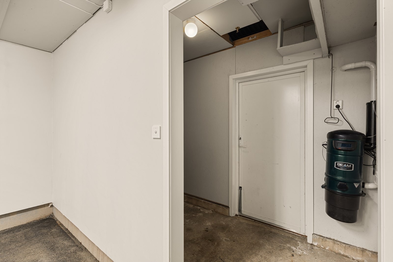 I tilknytning til garasjen er det også bod med gode oppbevaringsmuligheter for bildekk, verktøy, sportsutstyr eller utemøbler. Galleribilde