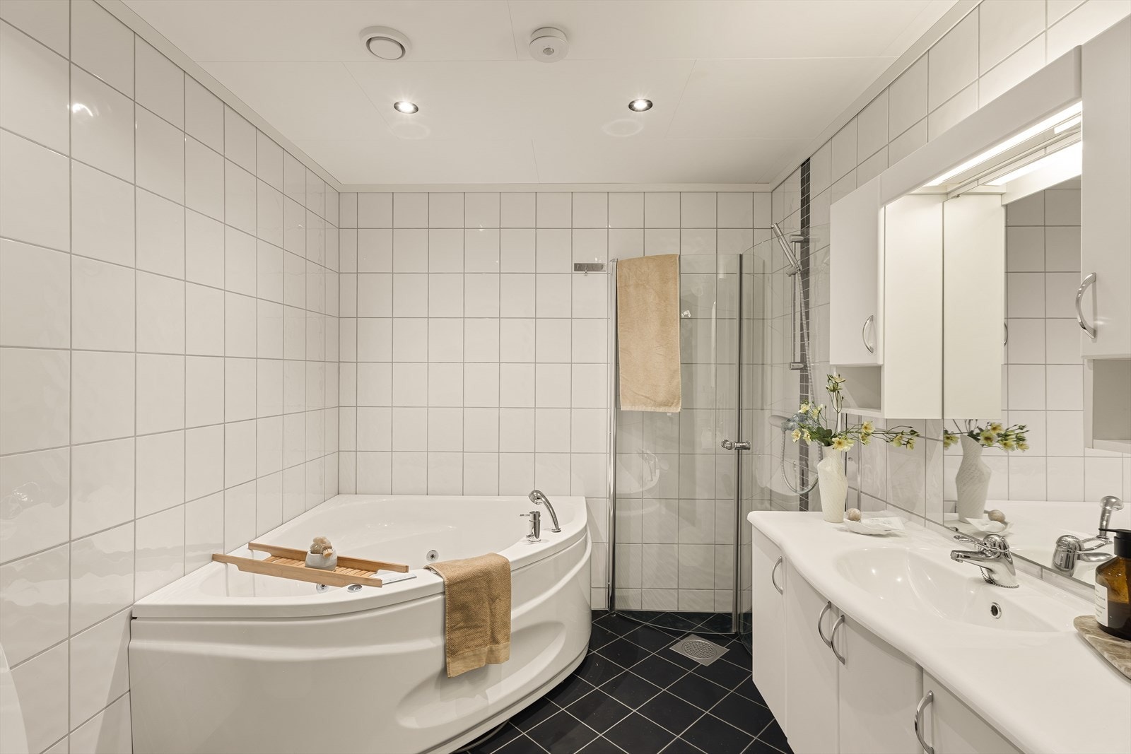 Badet i 1. etasje er romslig og helfliset, med elektriske varmekabler i gulv og malte himlingsplater i tak. Galleribilde