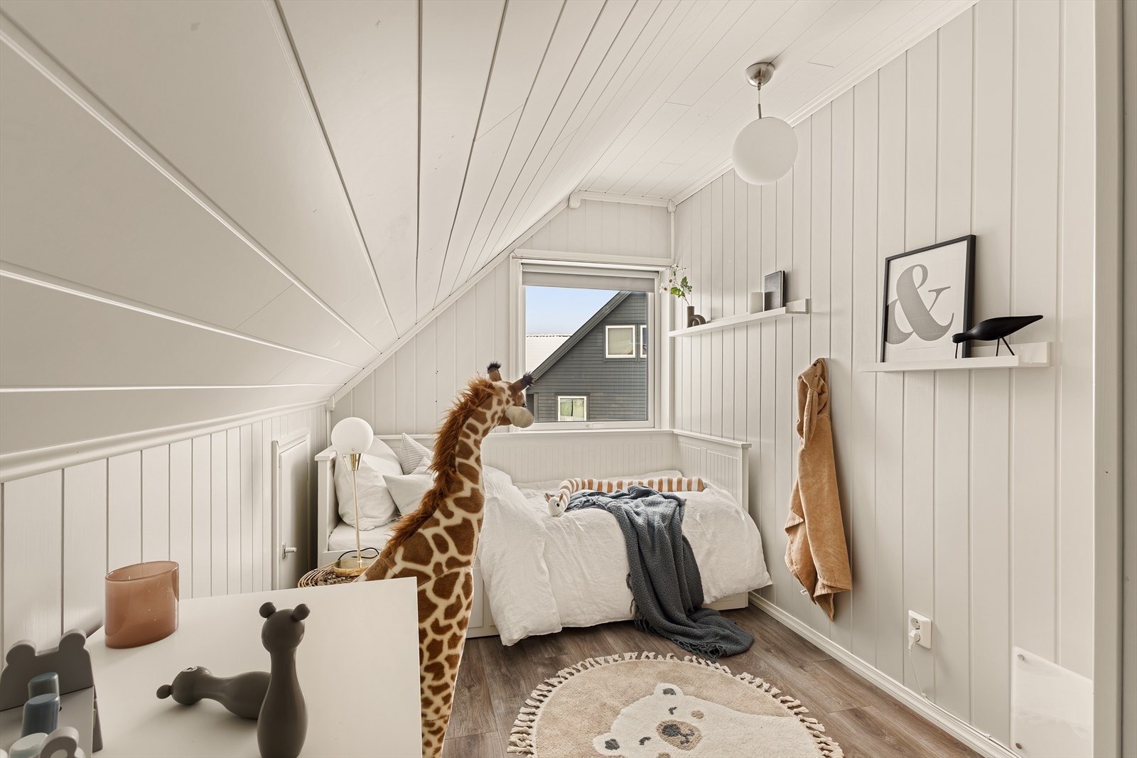 I loftetasjen finner man to soverom. Galleribilde