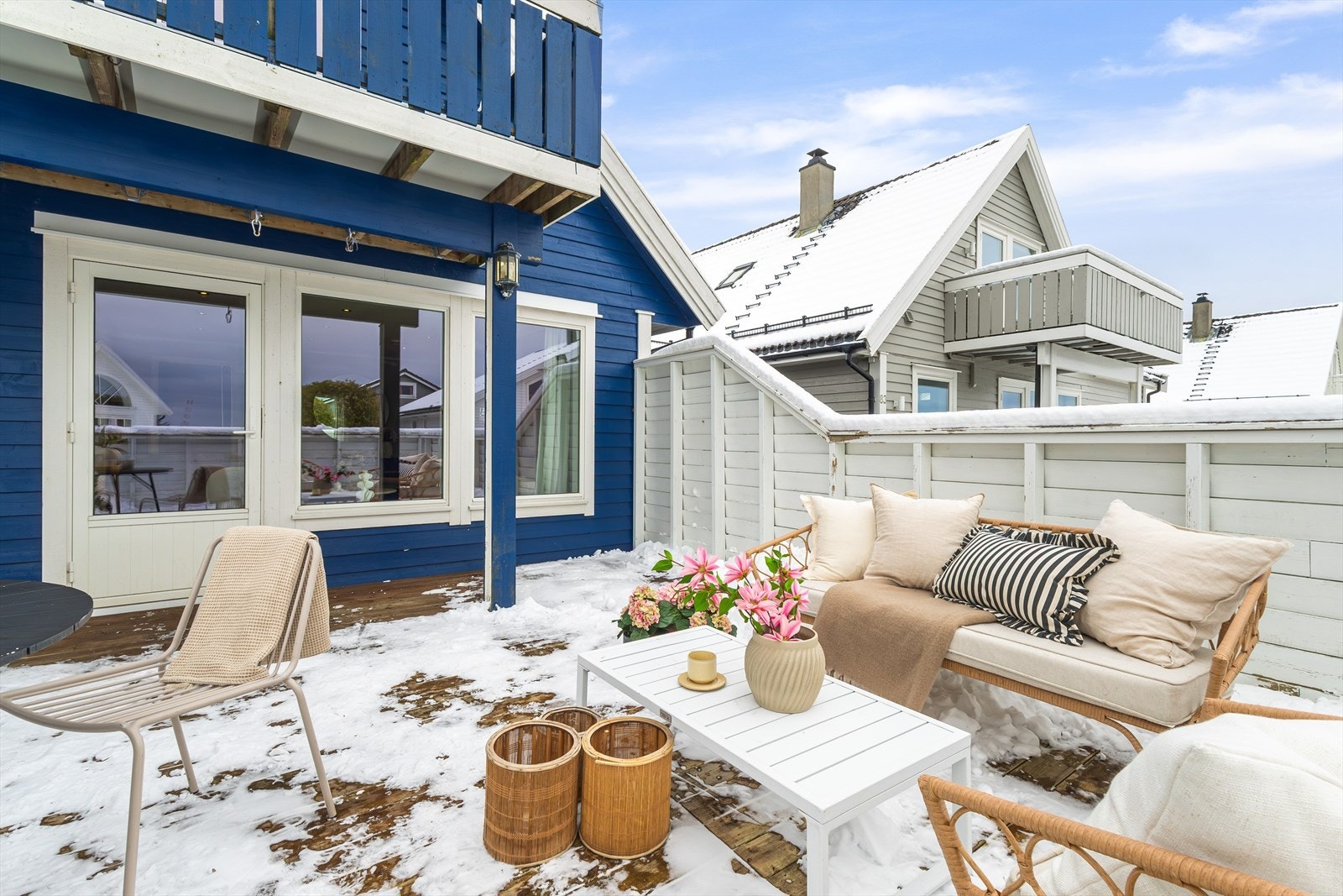 Terrassen har god plass til utemøbler, grill og sittegrupper, og er et flott samlingspunkt på varme sommerdager. Galleribilde