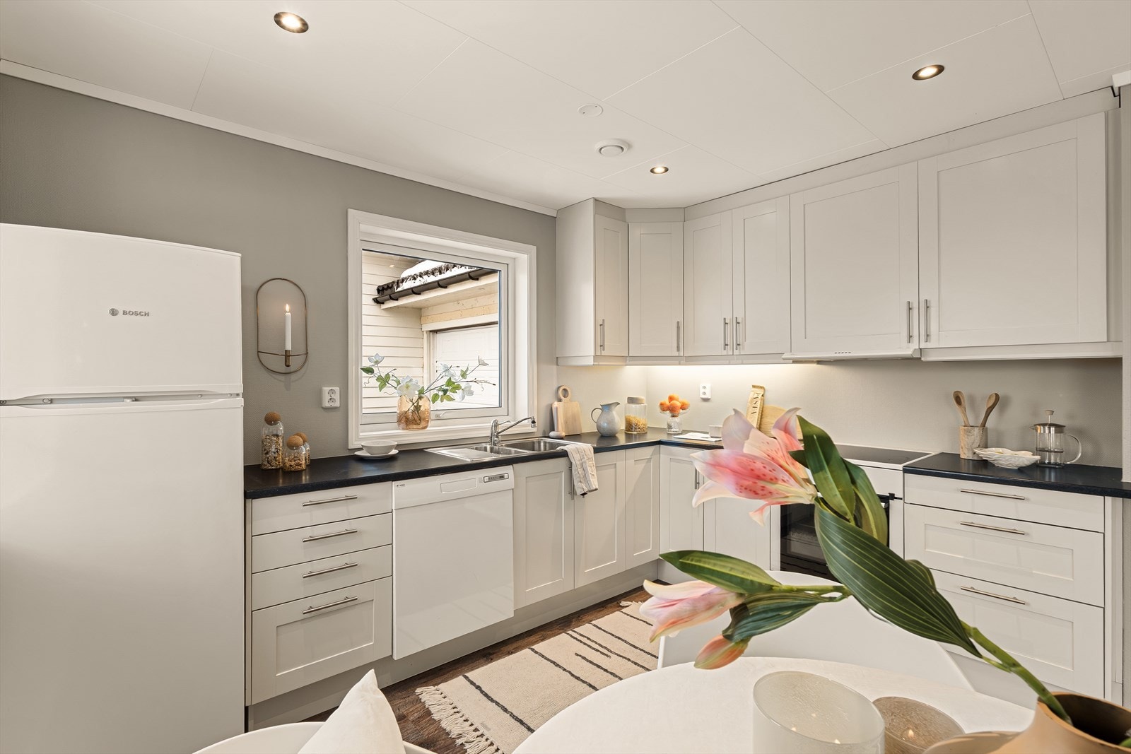 Kjøkkenet har rikelig med skap- og benkeplass, noe som gir gode arbeidsforhold. Galleribilde