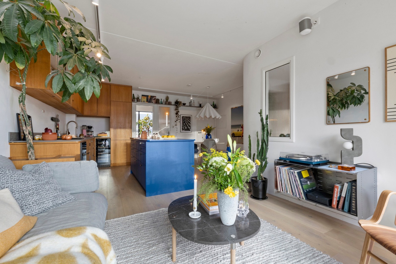 Boligen varmes opp med fjernvarme i gulv, en energieffektiv løsning som sørger for lave årlige strømkostnader. Galleribilde