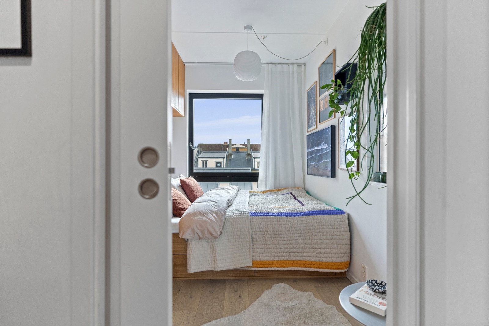 Velkommen inn på hovedsoverommet. Galleribilde