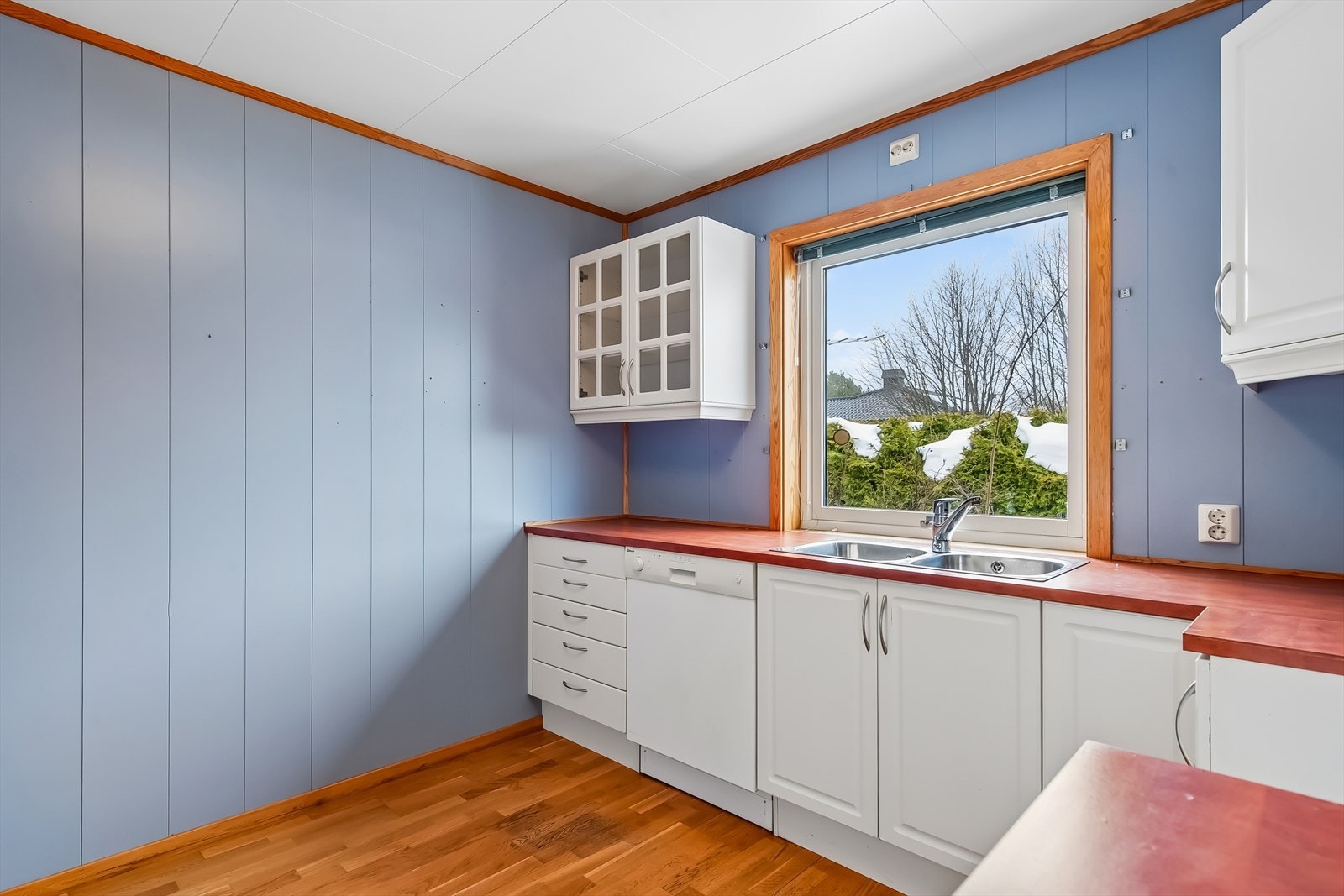 Godt med daglys slipper inn via kjøkkenvinduet. Galleribilde