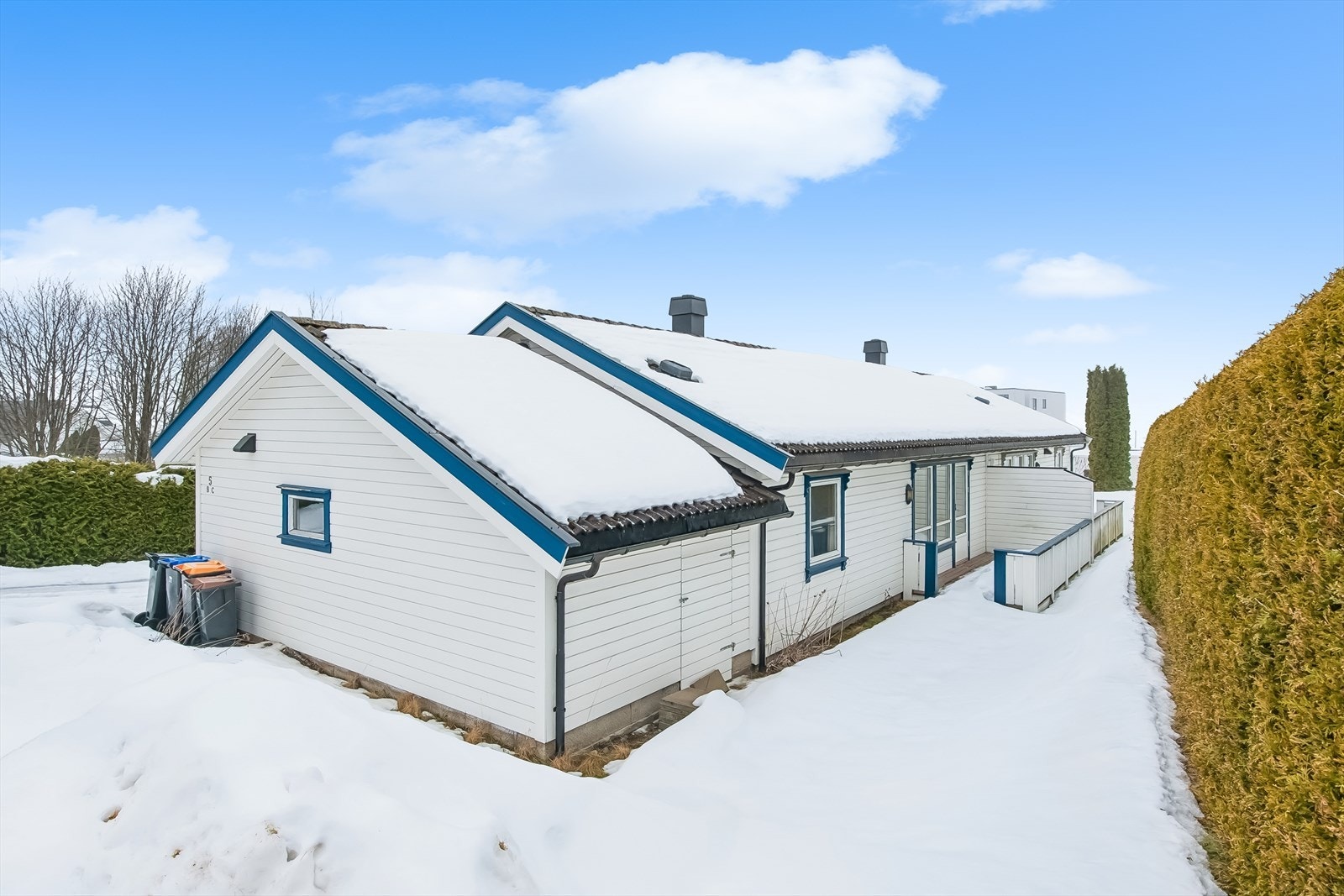 Boligen har et samlet terrasseareal på 18 m², med utgang fra stuen og ved inngangspartiet. Galleribilde