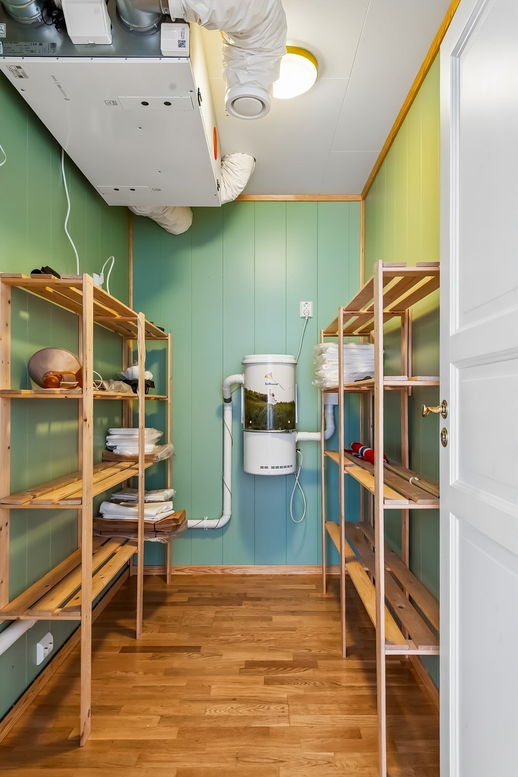 Innvendig bod med sentralstøvsuger og aggregat for balansert ventilasjon. Galleribilde