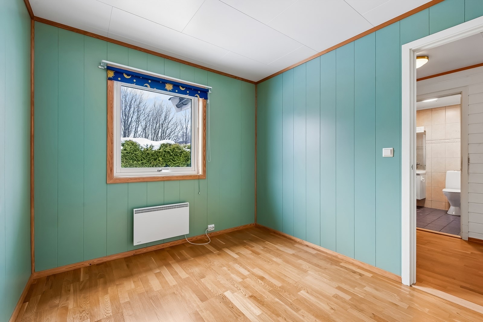 Hovedsoverommet har god plass til dobbeltseng. Parkett på gulvet. Galleribilde